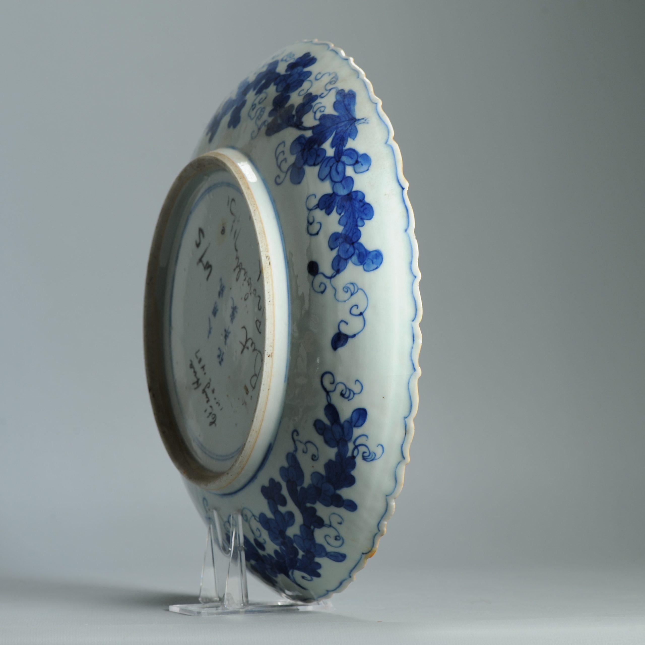 Ancienne assiette à carpes et dragons Chenghua de la dynastie chinoise Qing (18/19C) en bleu et blanc en vente 10