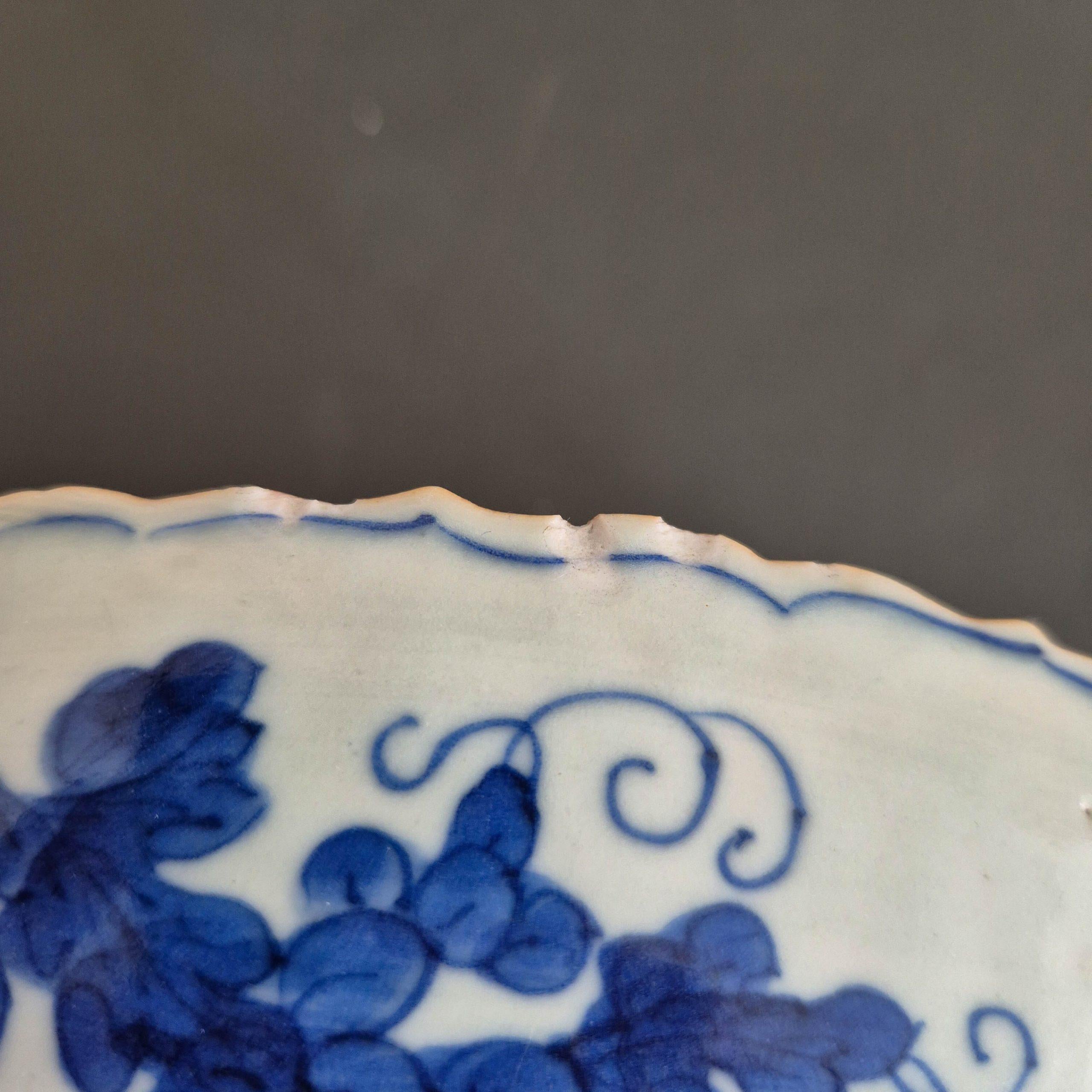 Ancienne assiette à carpes et dragons Chenghua de la dynastie chinoise Qing (18/19C) en bleu et blanc en vente 11