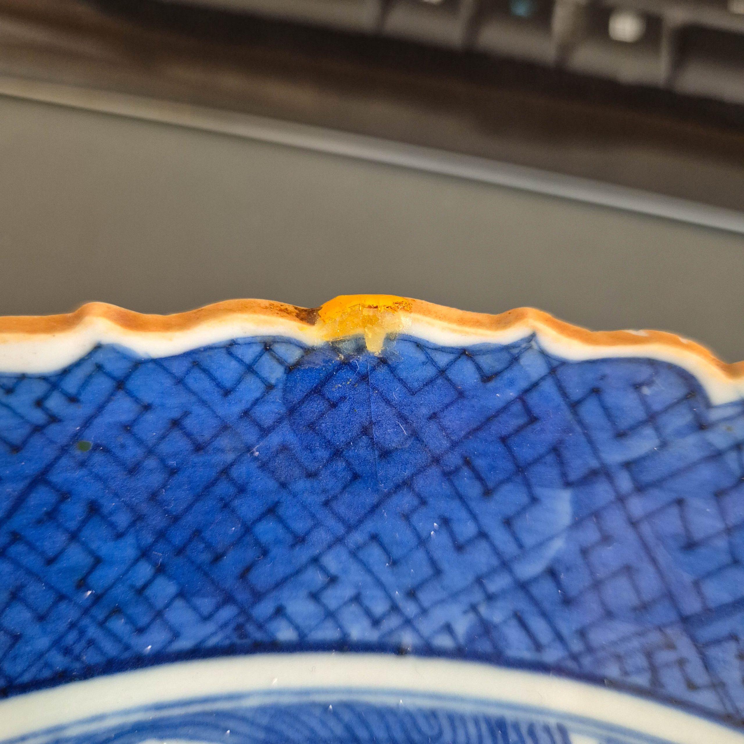 Ancienne assiette à carpes et dragons Chenghua de la dynastie chinoise Qing (18/19C) en bleu et blanc en vente 13