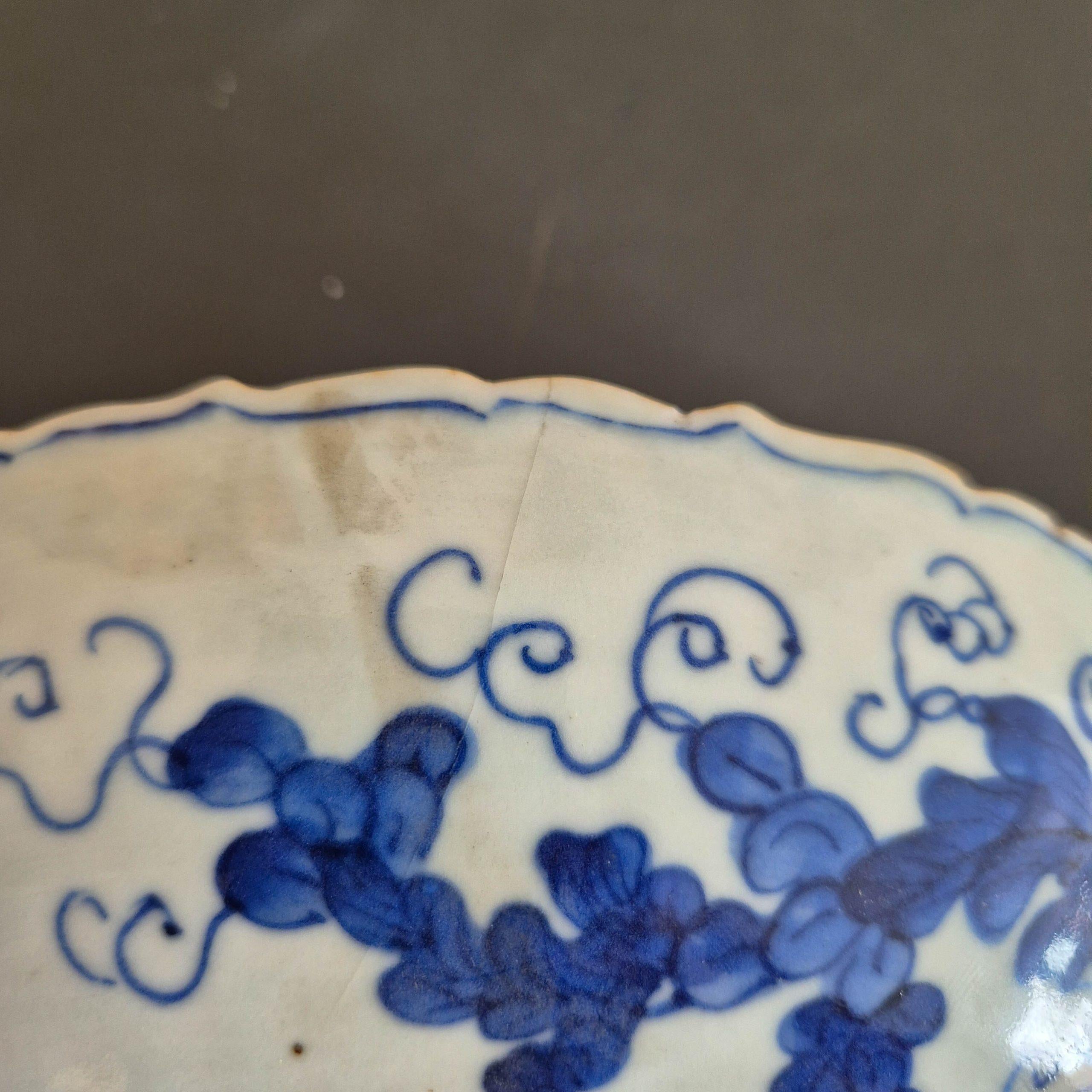 Chinois Ancienne assiette à carpes et dragons Chenghua de la dynastie chinoise Qing (18/19C) en bleu et blanc en vente