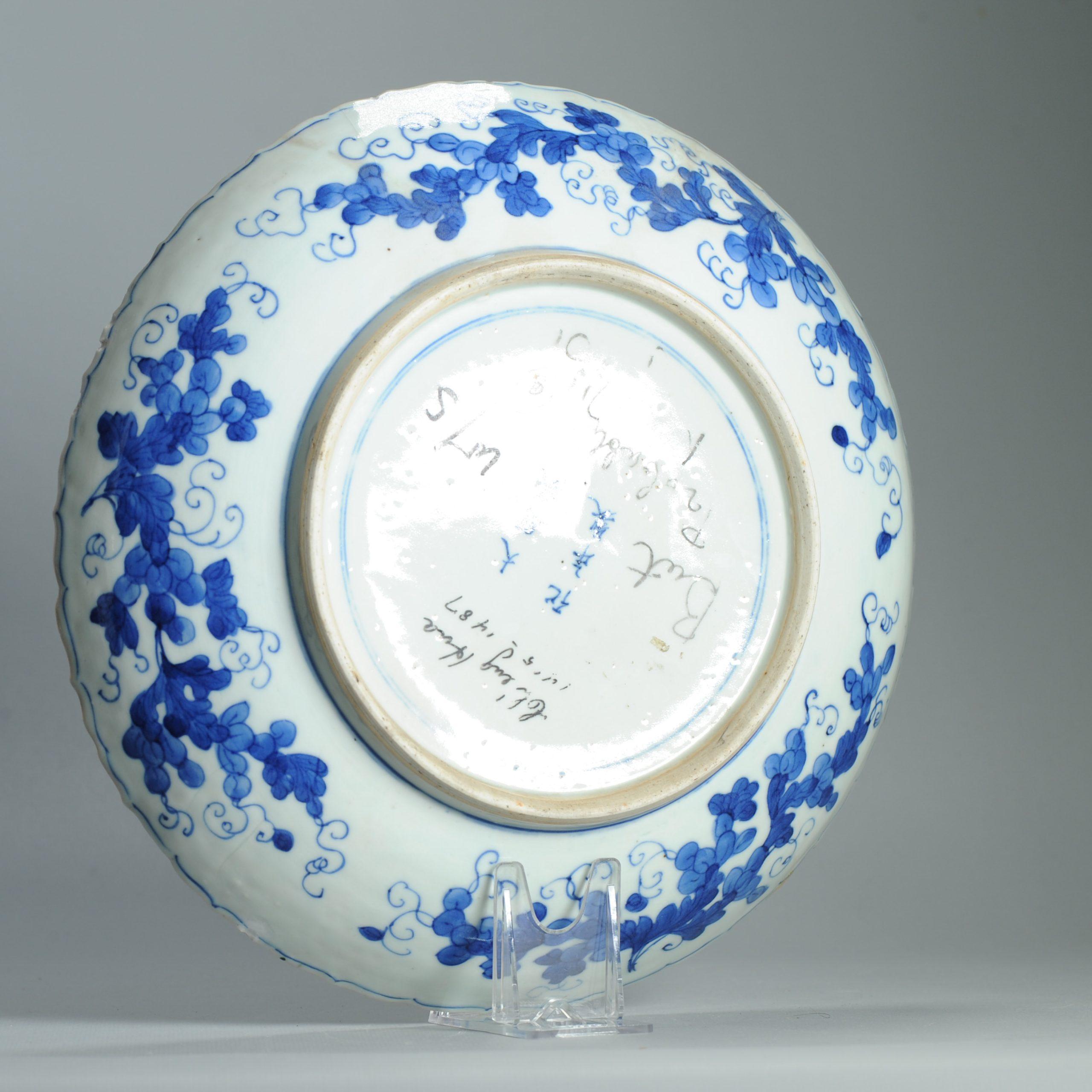 Ancienne assiette à carpes et dragons Chenghua de la dynastie chinoise Qing (18/19C) en bleu et blanc Bon état - En vente à Amsterdam, Noord Holland