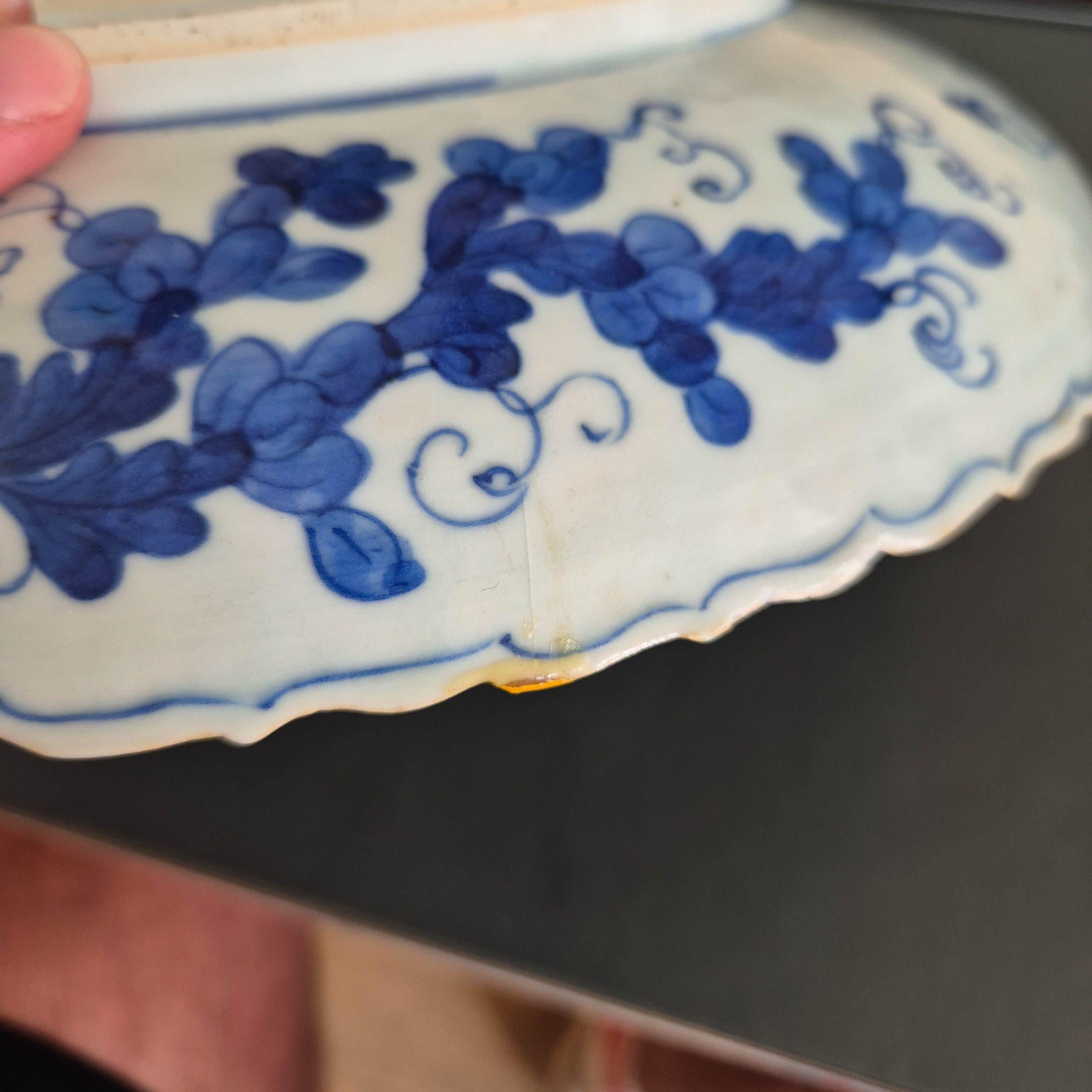 XVIIIe siècle et antérieur Ancienne assiette à carpes et dragons Chenghua de la dynastie chinoise Qing (18/19C) en bleu et blanc en vente