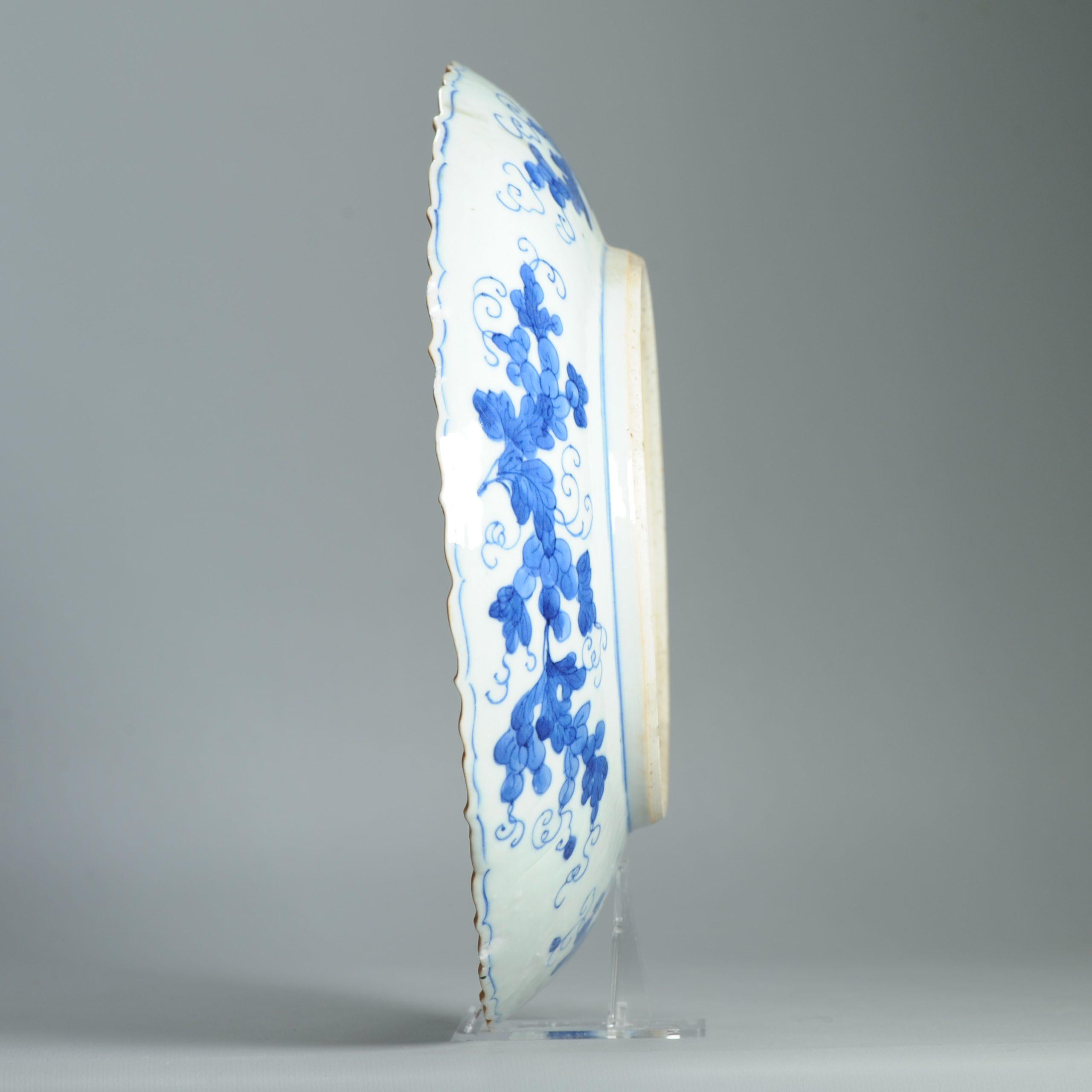 Ancienne assiette à carpes et dragons Chenghua de la dynastie chinoise Qing (18/19C) en bleu et blanc en vente 1