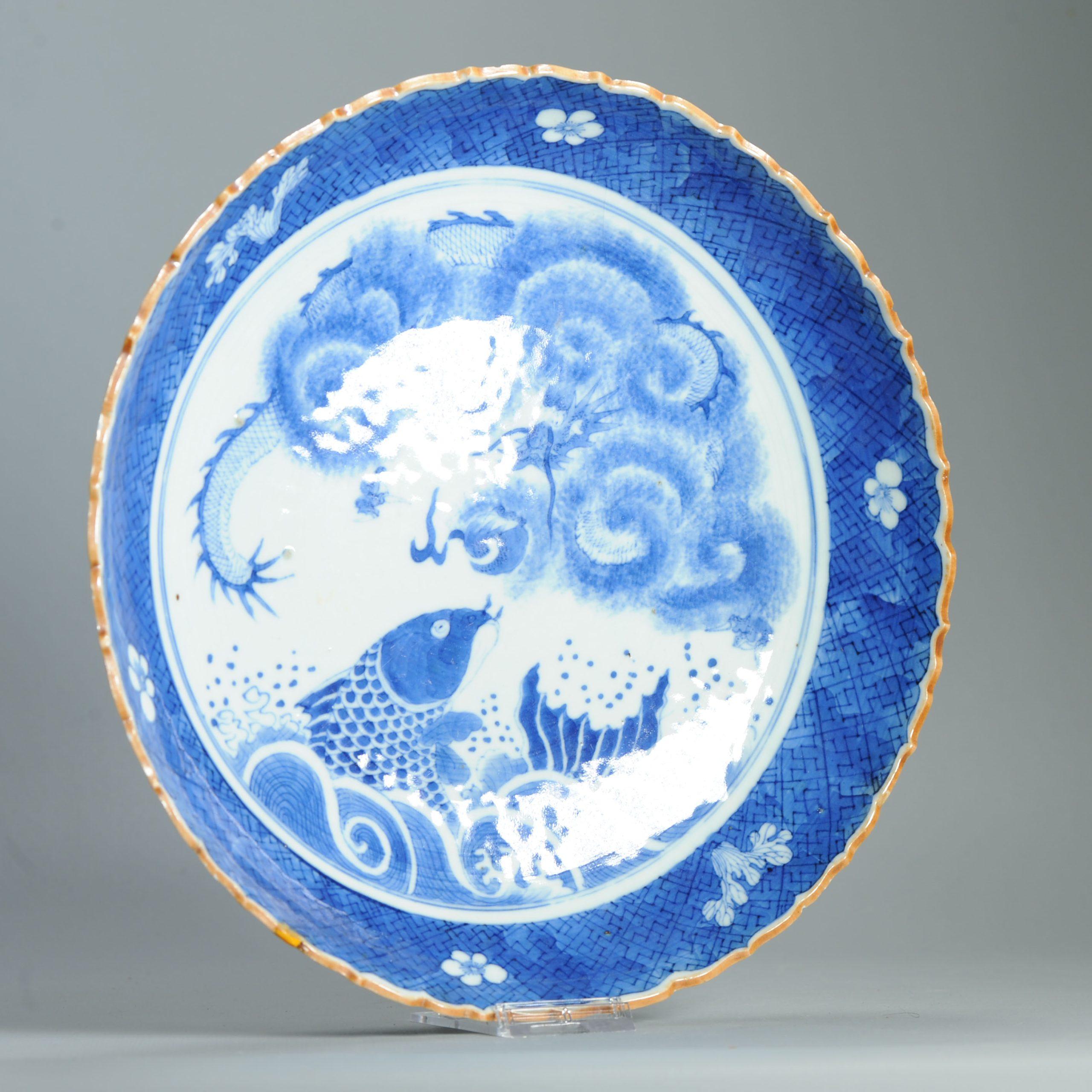 Ancienne assiette à carpes et dragons Chenghua de la dynastie chinoise Qing (18/19C) en bleu et blanc en vente 3