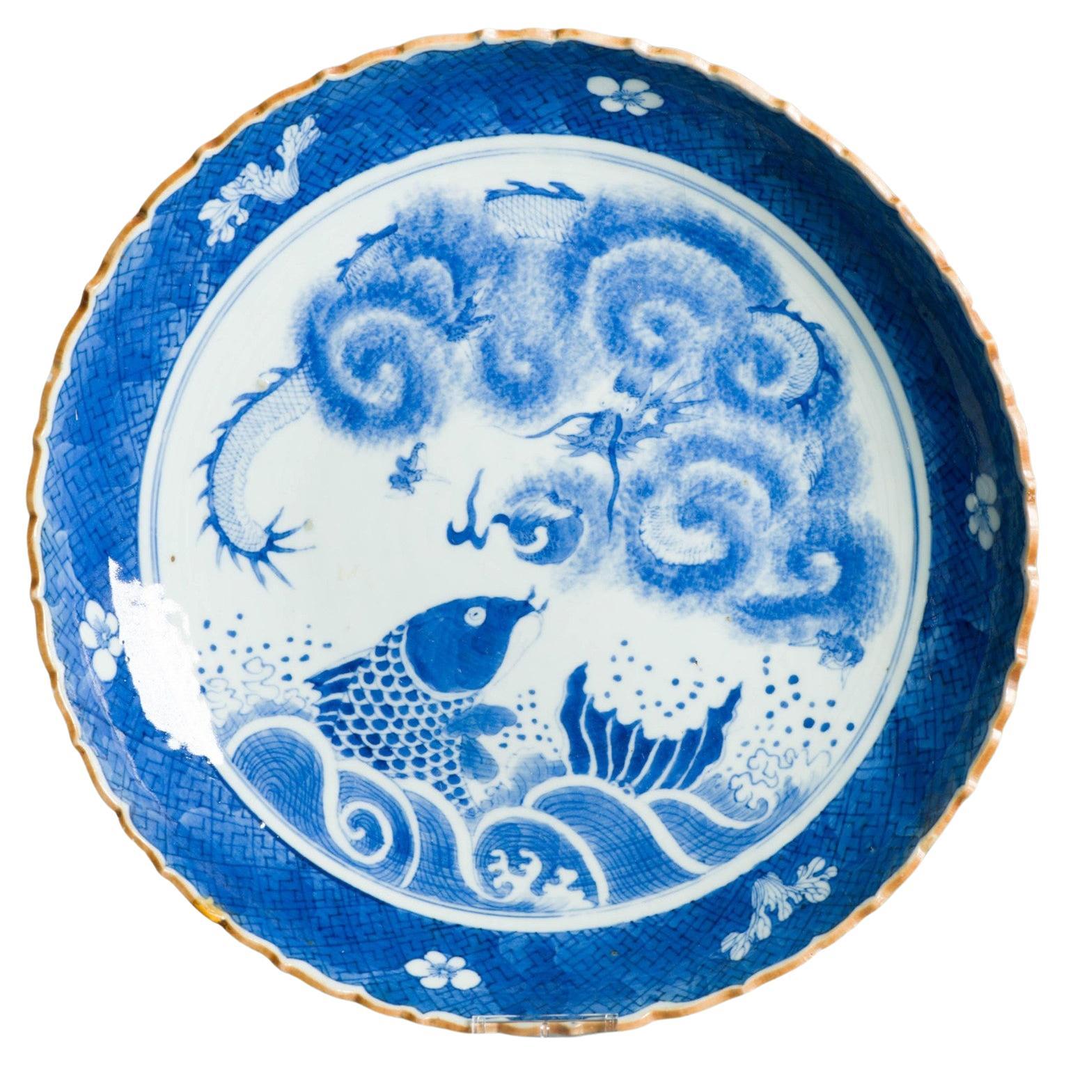 Ancienne assiette à carpes et dragons Chenghua de la dynastie chinoise Qing (18/19C) en bleu et blanc