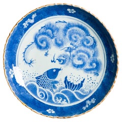 Ancienne assiette à carpes et dragons Chenghua de la dynastie chinoise Qing (18/19C) en bleu et blanc