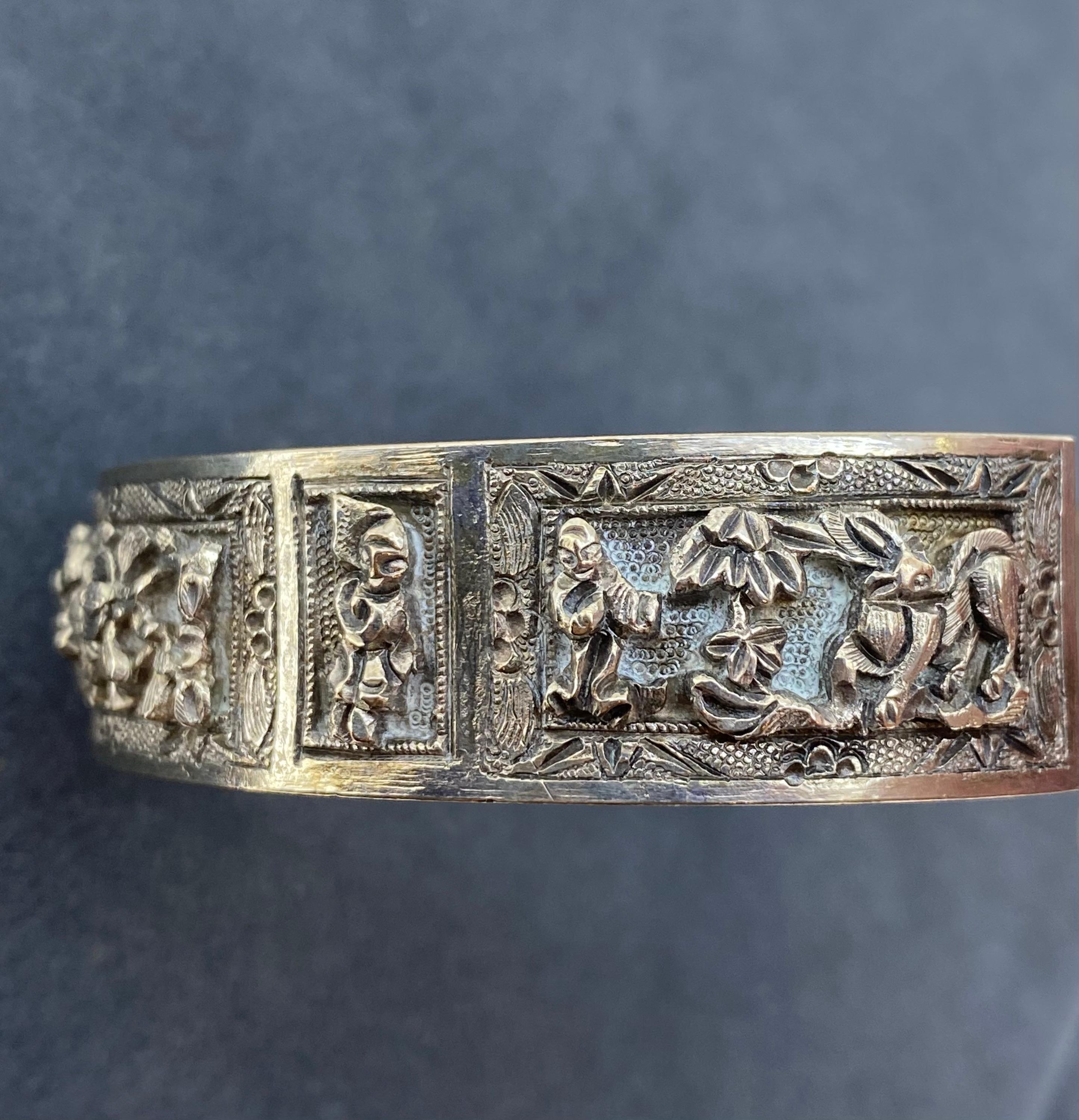 Ancien bracelet en argent 925 de la dynastie chinoise des Qing, décoré de nombreuses figures. en vente 6