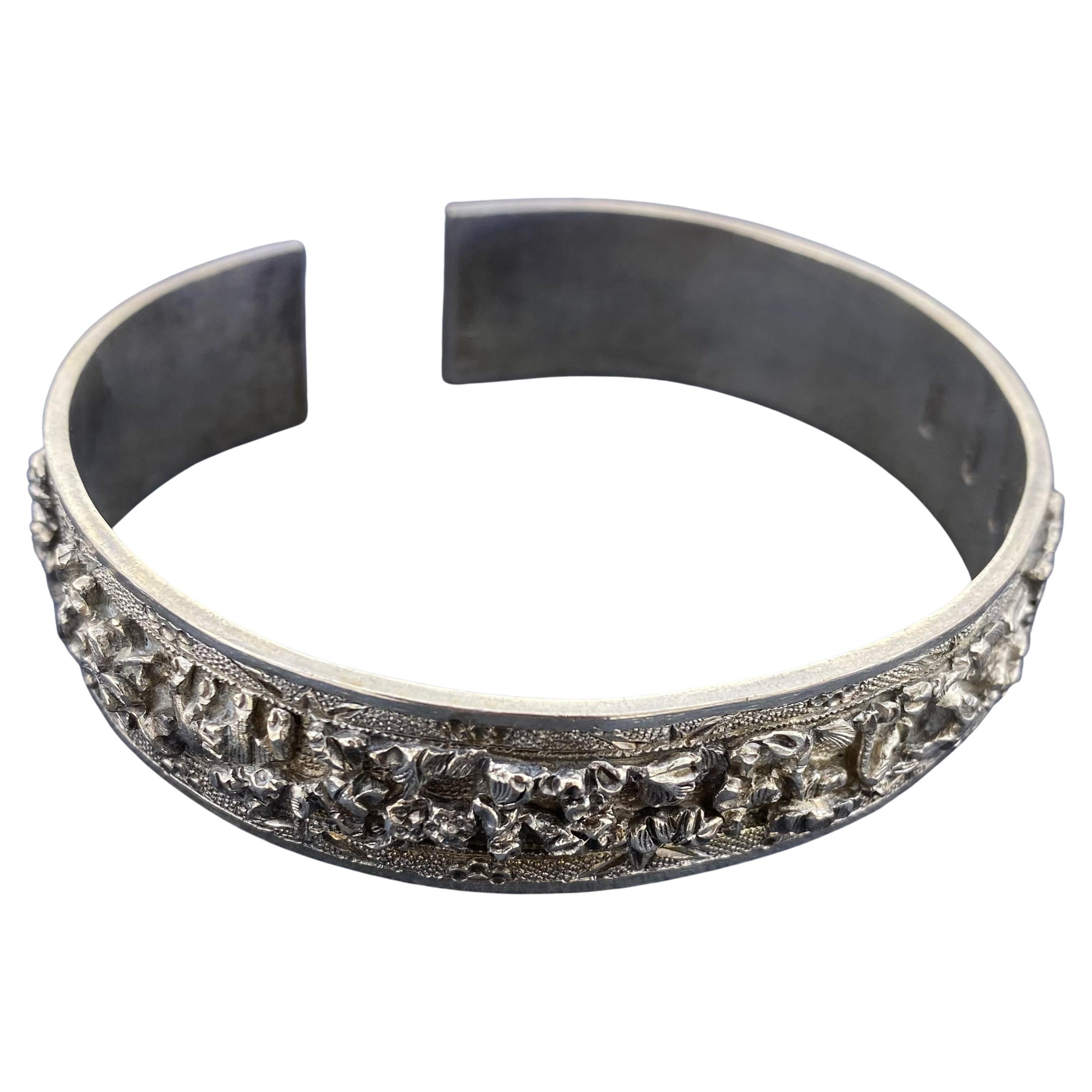 Le gaufrage le plus complexe,
se détachant en relief & 
avec de nombreuses figures, y compris des oiseaux, des plantes et des personnes 
cette Antiquité XIXc. Bangle chinois (dynastie Qing) est réalisé 
en argent 925  

Circonférence : 22cm
Diamètre