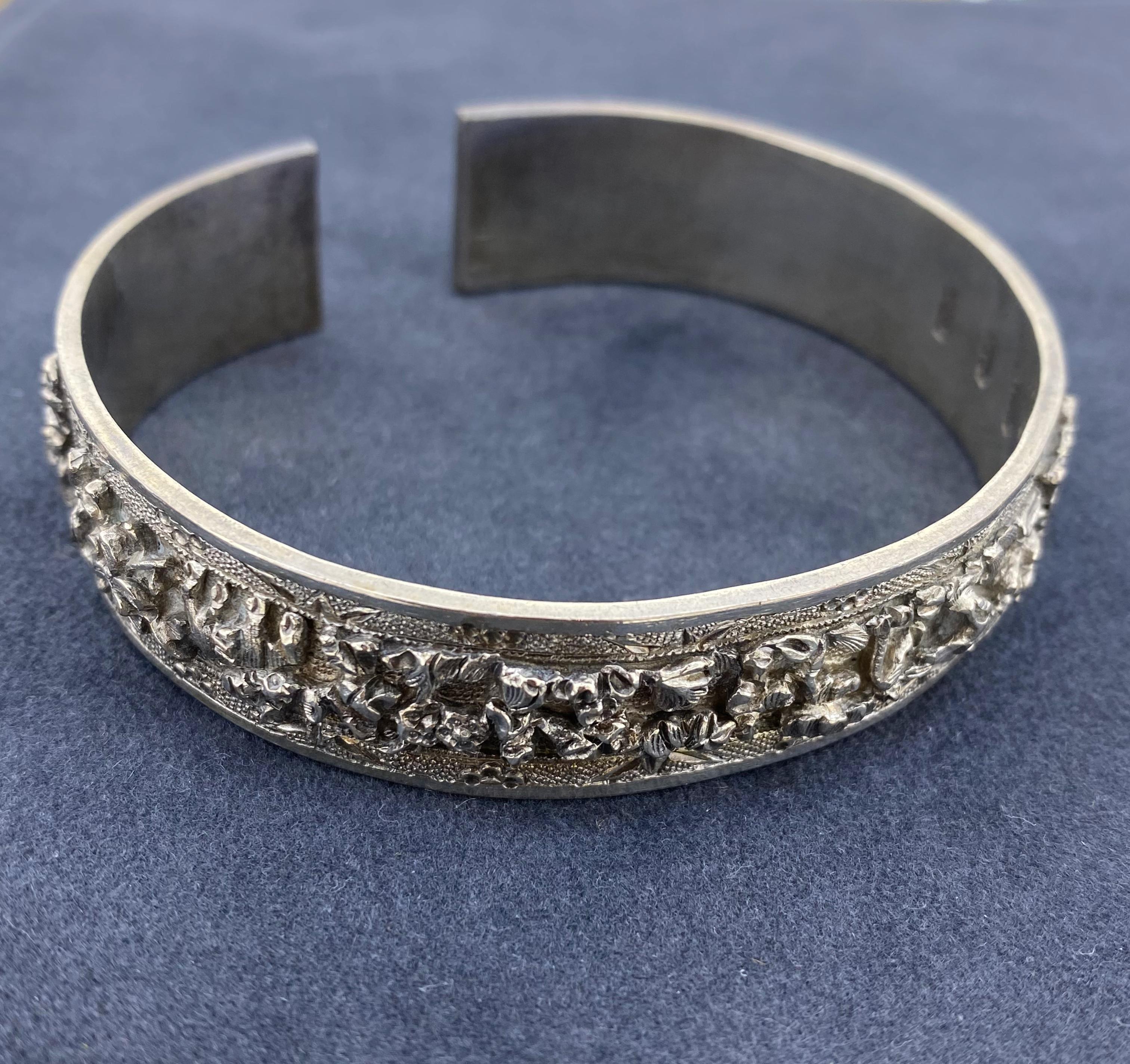 Ancien bracelet en argent 925 de la dynastie chinoise des Qing, décoré de nombreuses figures. Excellent état - En vente à MELBOURNE, AU