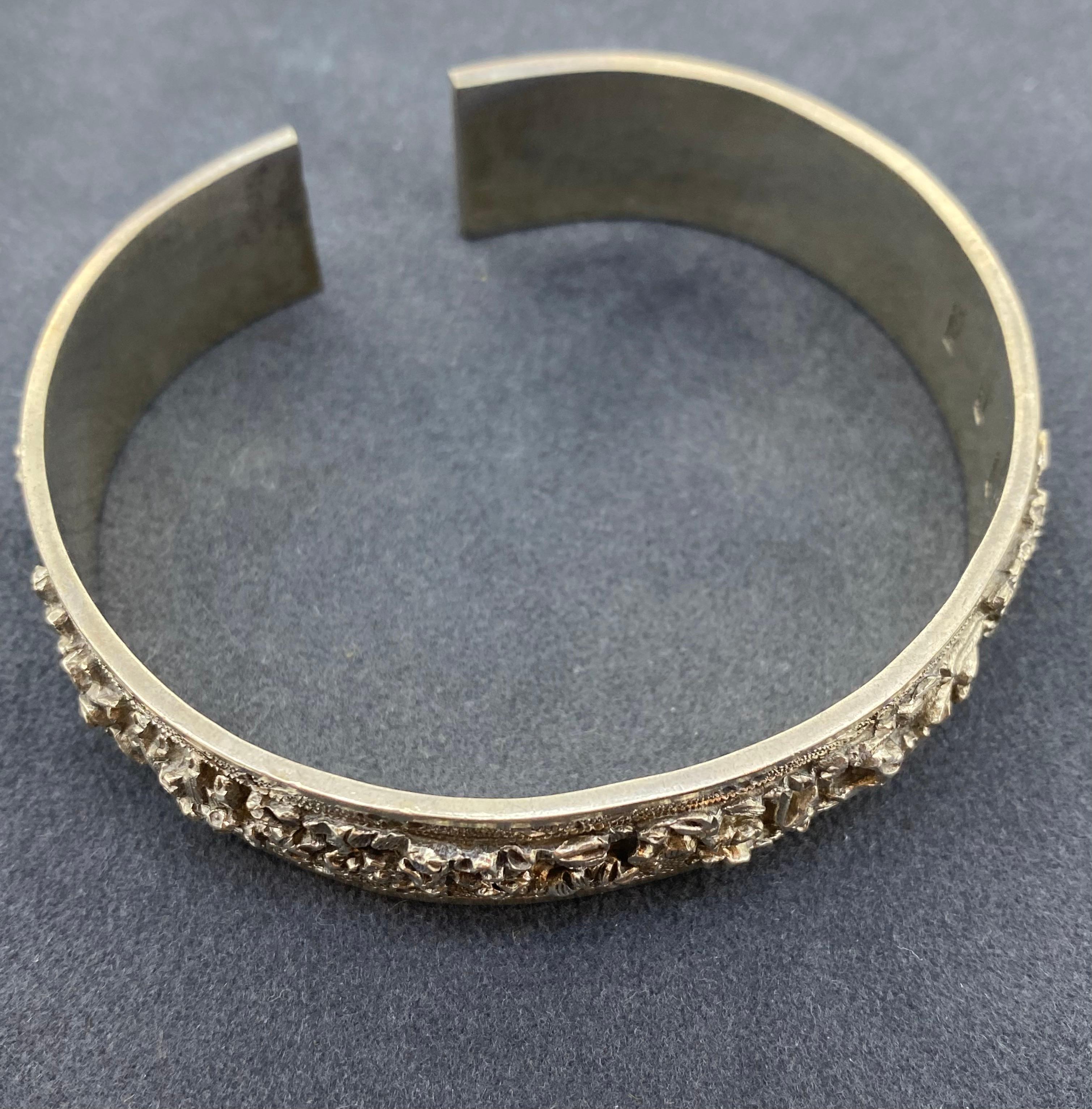 Ancien bracelet en argent 925 de la dynastie chinoise des Qing, décoré de nombreuses figures. en vente 3