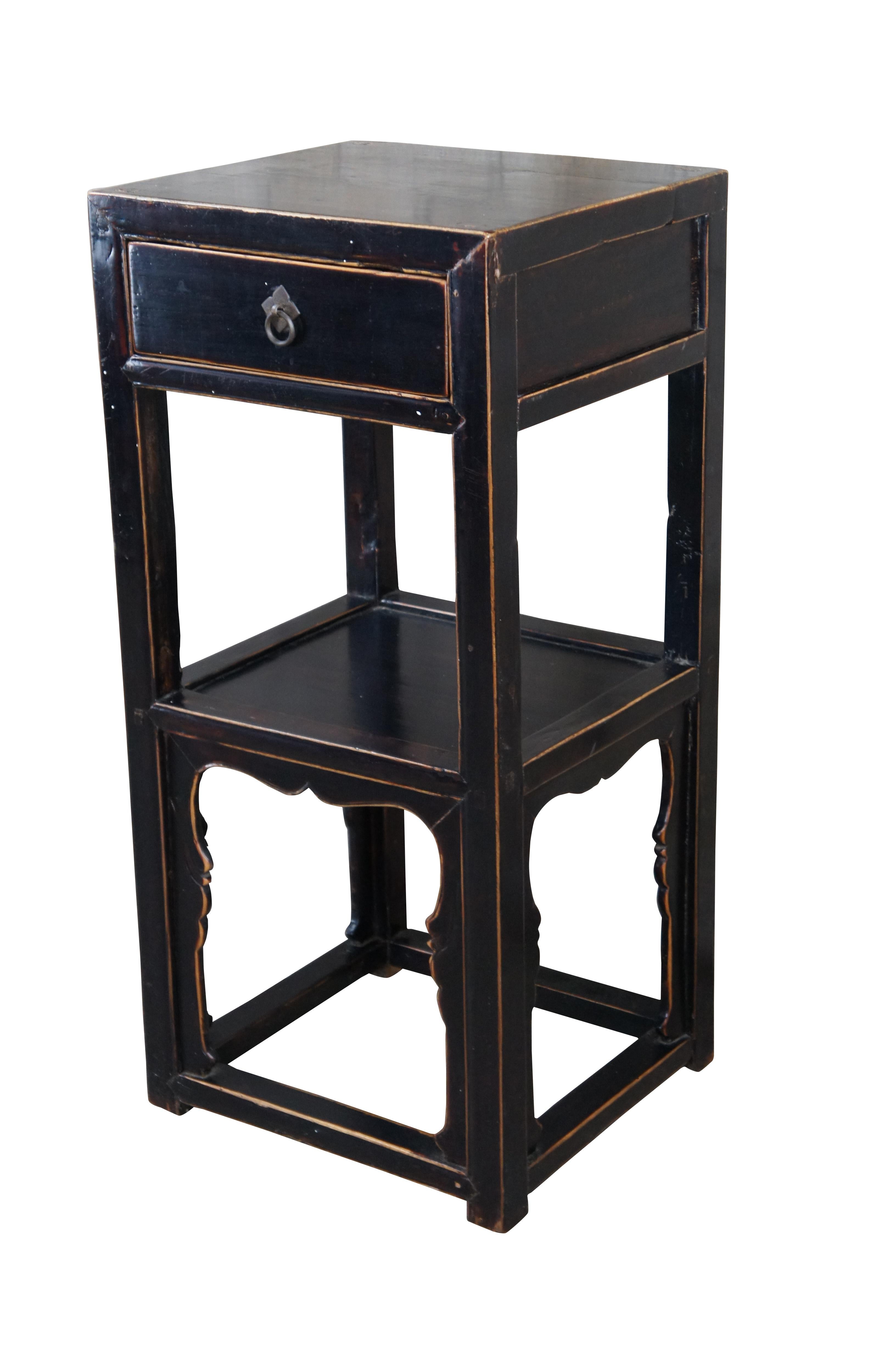 Antique Chinese Qing Dynasty Black Lacquer Elm Tiered Side Table Pedestal Stand In Good Condition For Sale In Dayton, OH
