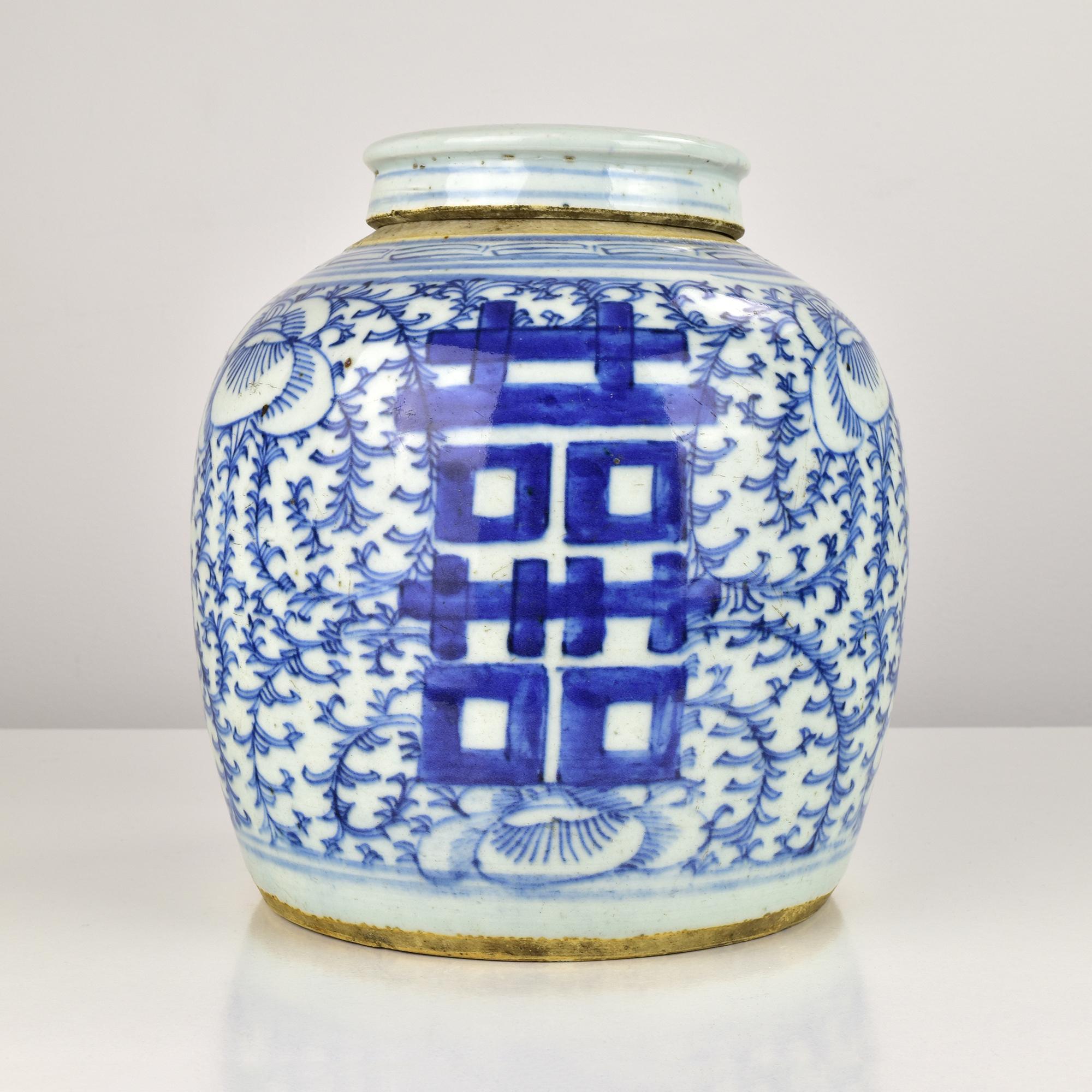 Dieses fein handbemalte Ingwerglas stammt aus der Qing-Dynastie um 1850 und zeigt ein klassisches blau-weißes Porzellandesign. Die Oberfläche ist reich verziert mit verschlungenen Blumenranken, die große stilisierte Shou (壽)-Zeichen umgeben, die