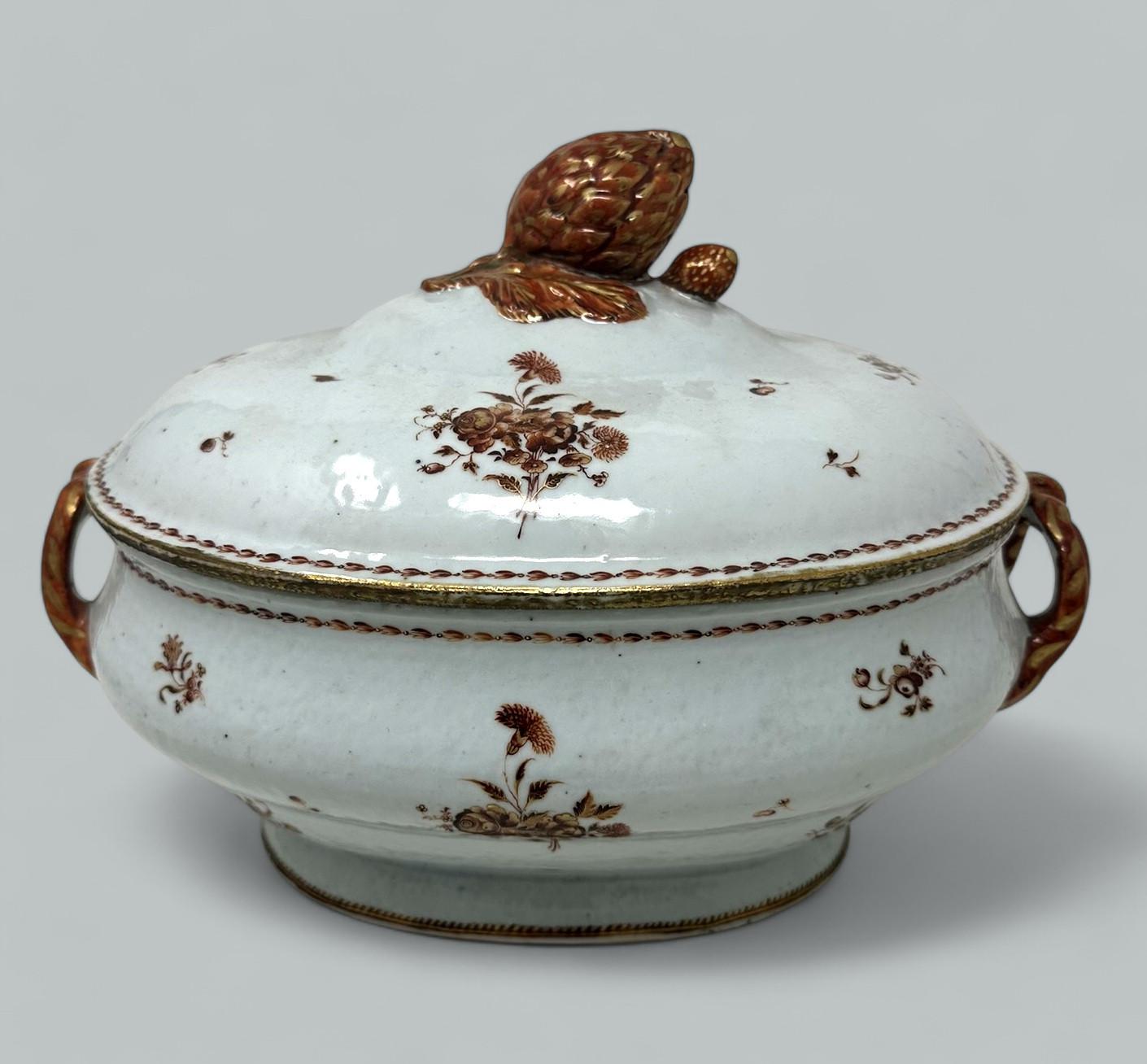 Imposante soupière ou centre de table en porcelaine d'exportation chinoise émaillée et peinte à la main, de grandes proportions et de forme traditionnelle, réalisée au cours du dernier quart du dix-huitième siècle, dynastie Quing. 

Complet avec son
