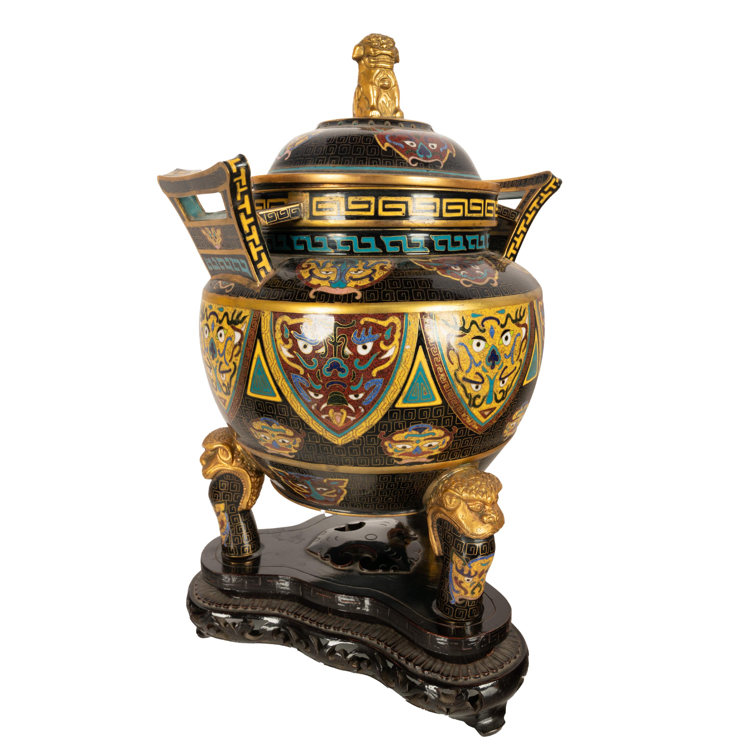 Fino incensario/quemador de incienso chino antiguo del siglo XIX, de cloisonné en forma de ding, con tapa y soporte, hacia 1870. El incensario, de dos asas, tiene en la tapa un remate dorado en forma de perro foo, con un fondo decorado con nubes y