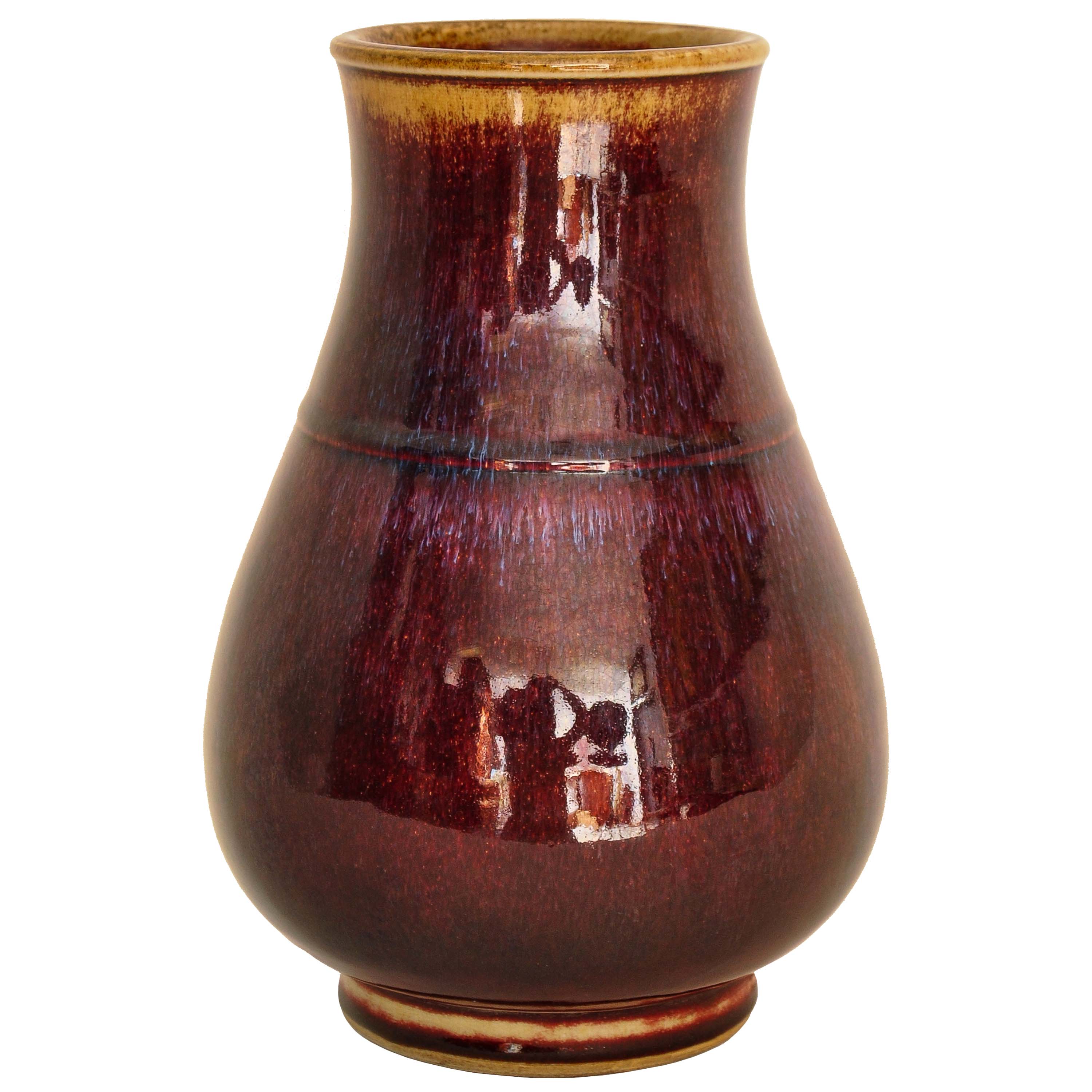 A good antique Chinese flambe-glazed Qing dynasty Hu shaped porcelain vase, circa 1850.
The Hu shaped vase having a reddy aubergine colored flambe-glazed body, the rim and foot having a lighter color with flashes of purple to the center of the