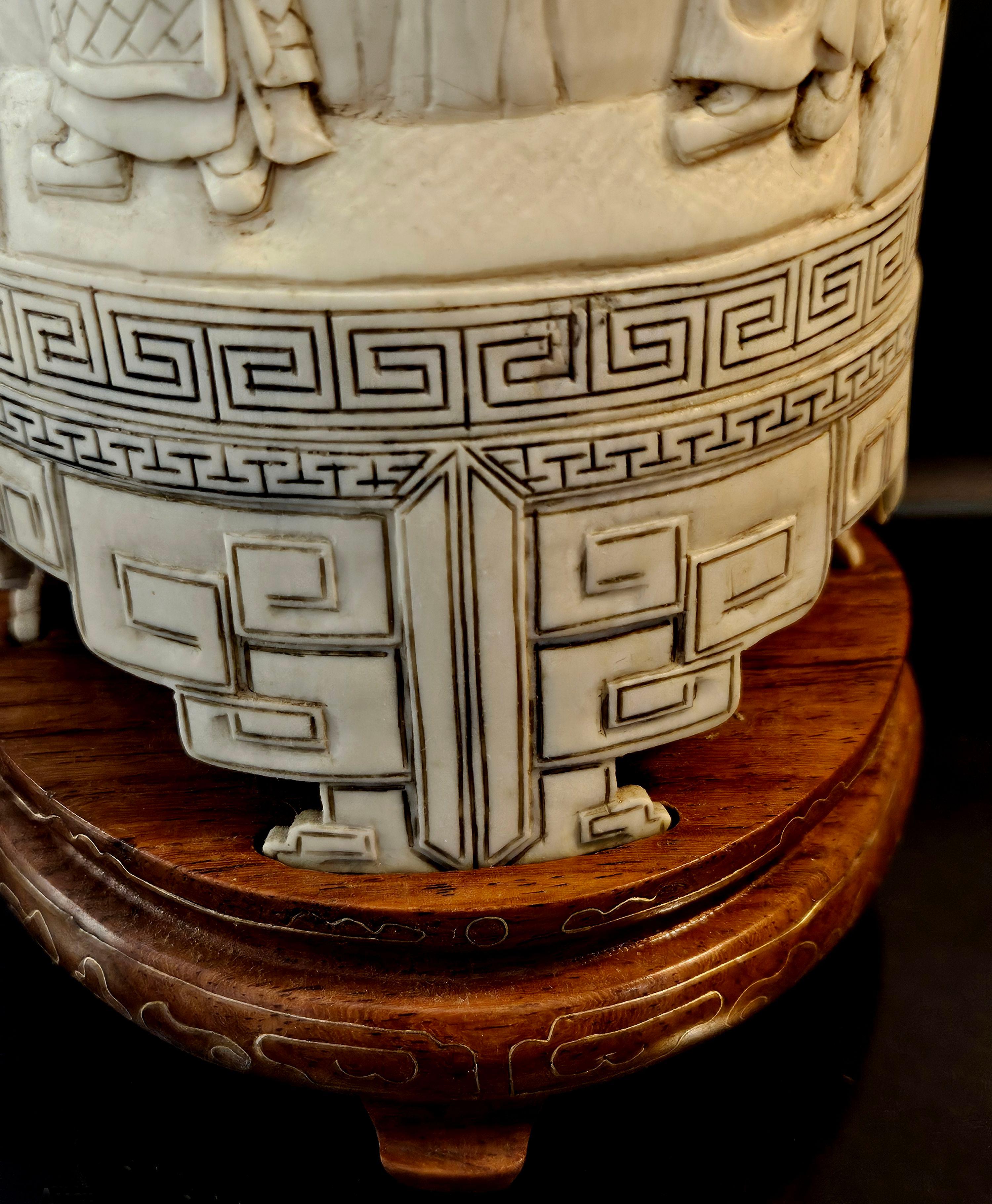 Antiguo pote chino de cepillo tallado en relieve de la dinastía Qing sobre soporte de madera dura, marcado 3