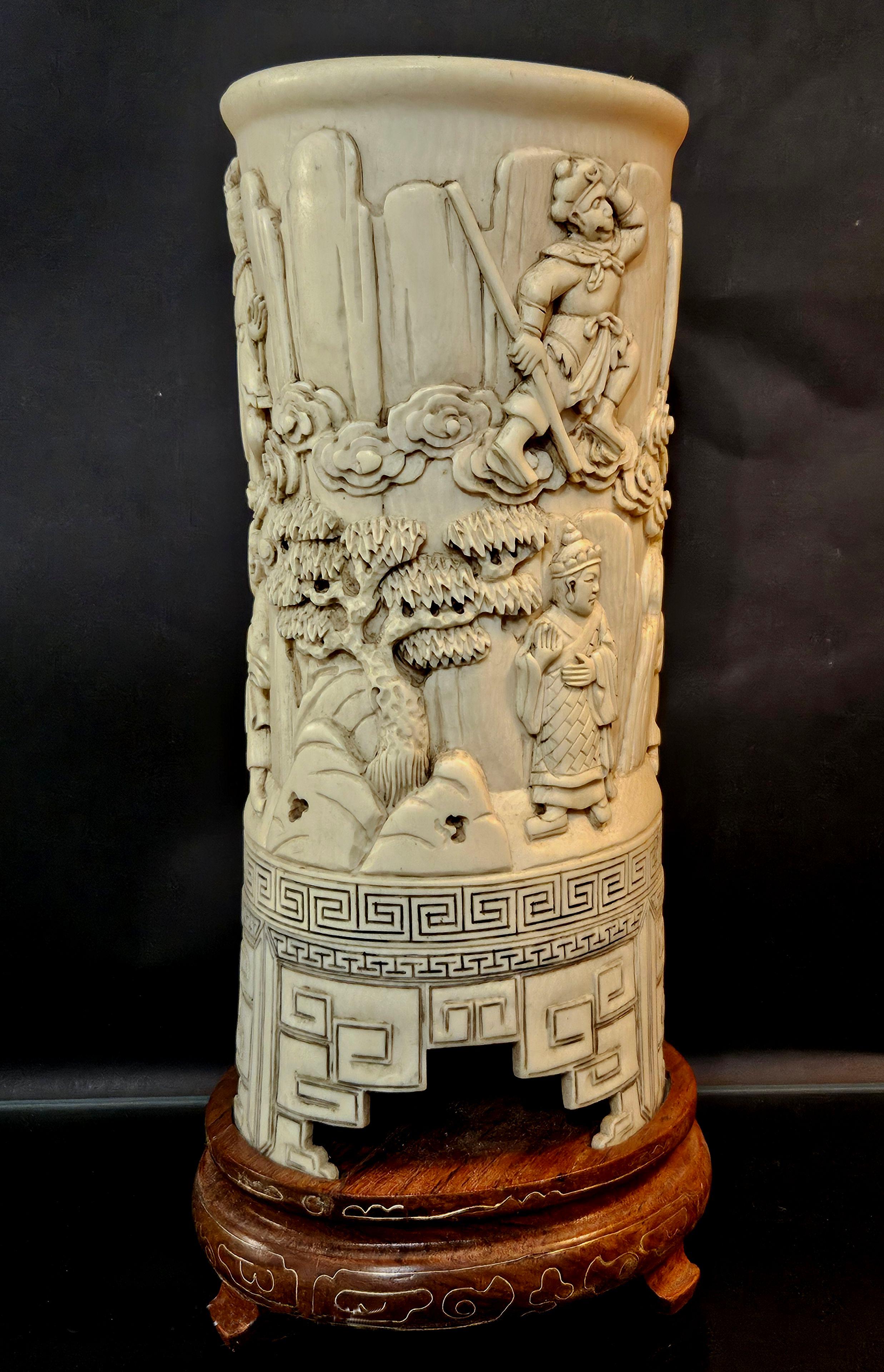 Antiguo pote chino de cepillo tallado en relieve de la dinastía Qing sobre soporte de madera dura, marcado 4