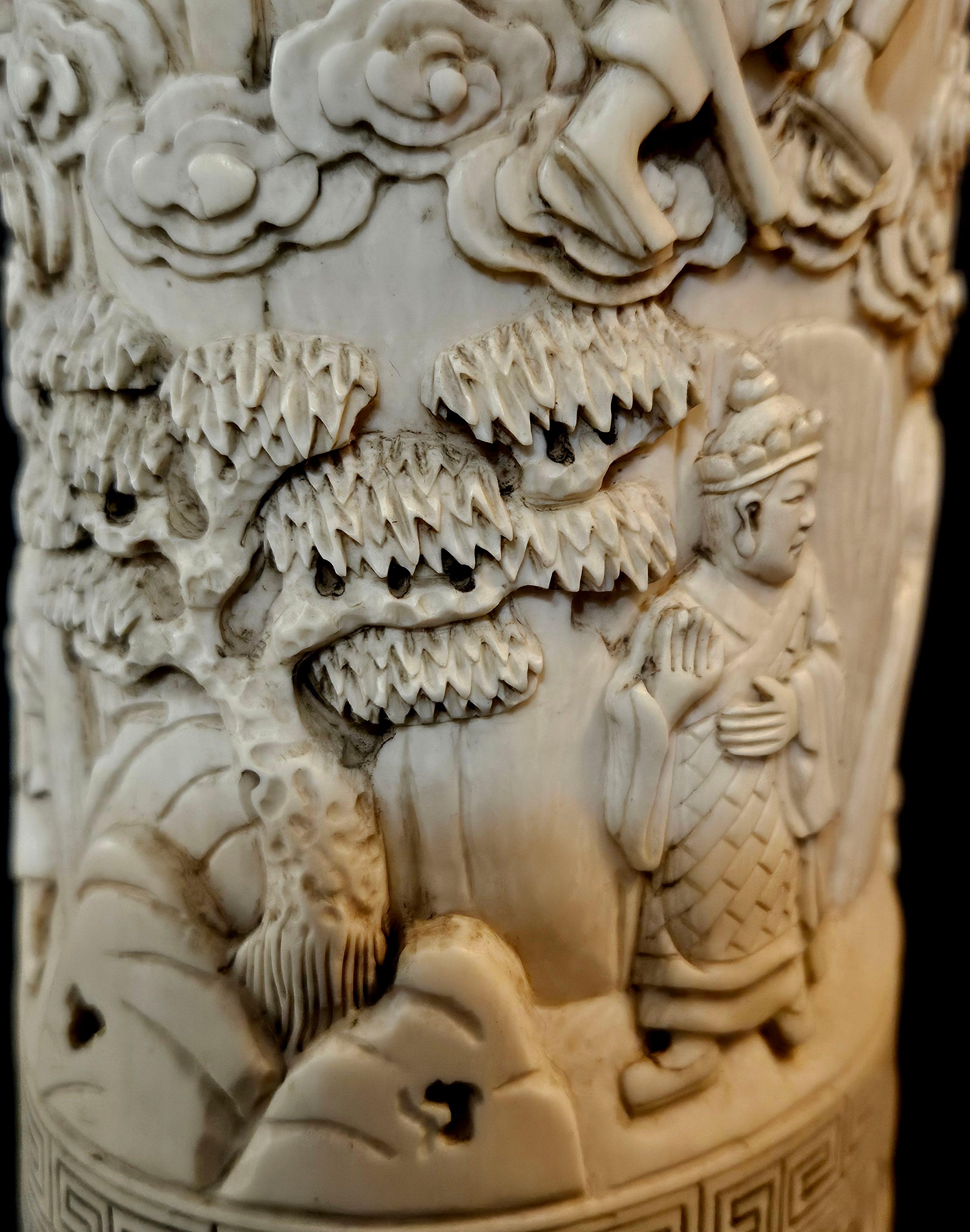 Antiguo pote chino de cepillo tallado en relieve de la dinastía Qing sobre soporte de madera dura, marcado 5