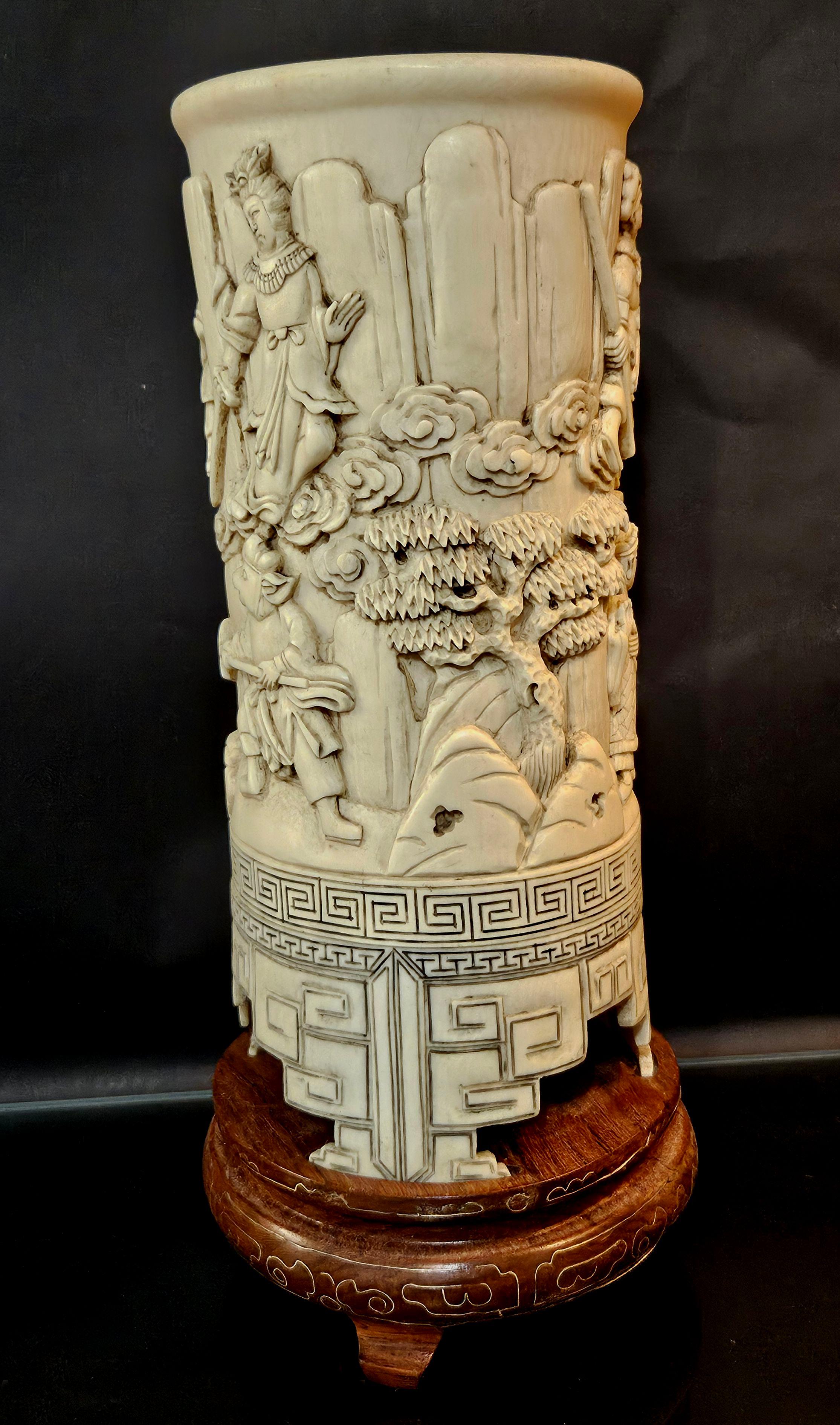 Antiguo pote chino de cepillo tallado en relieve de la dinastía Qing sobre soporte de madera dura, marcado 6