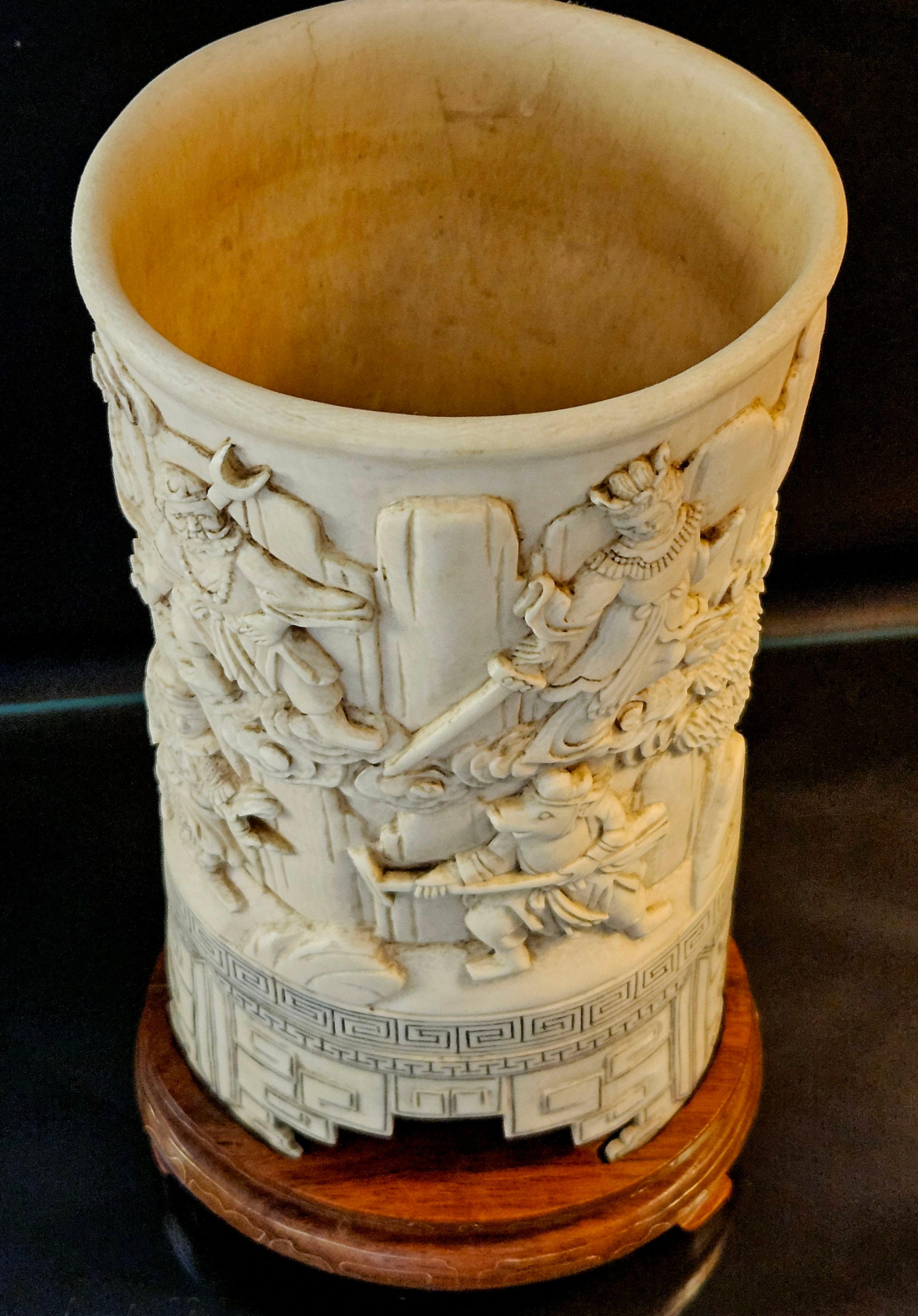 Antiguo pote chino de cepillo tallado en relieve de la dinastía Qing sobre soporte de madera dura, marcado 7