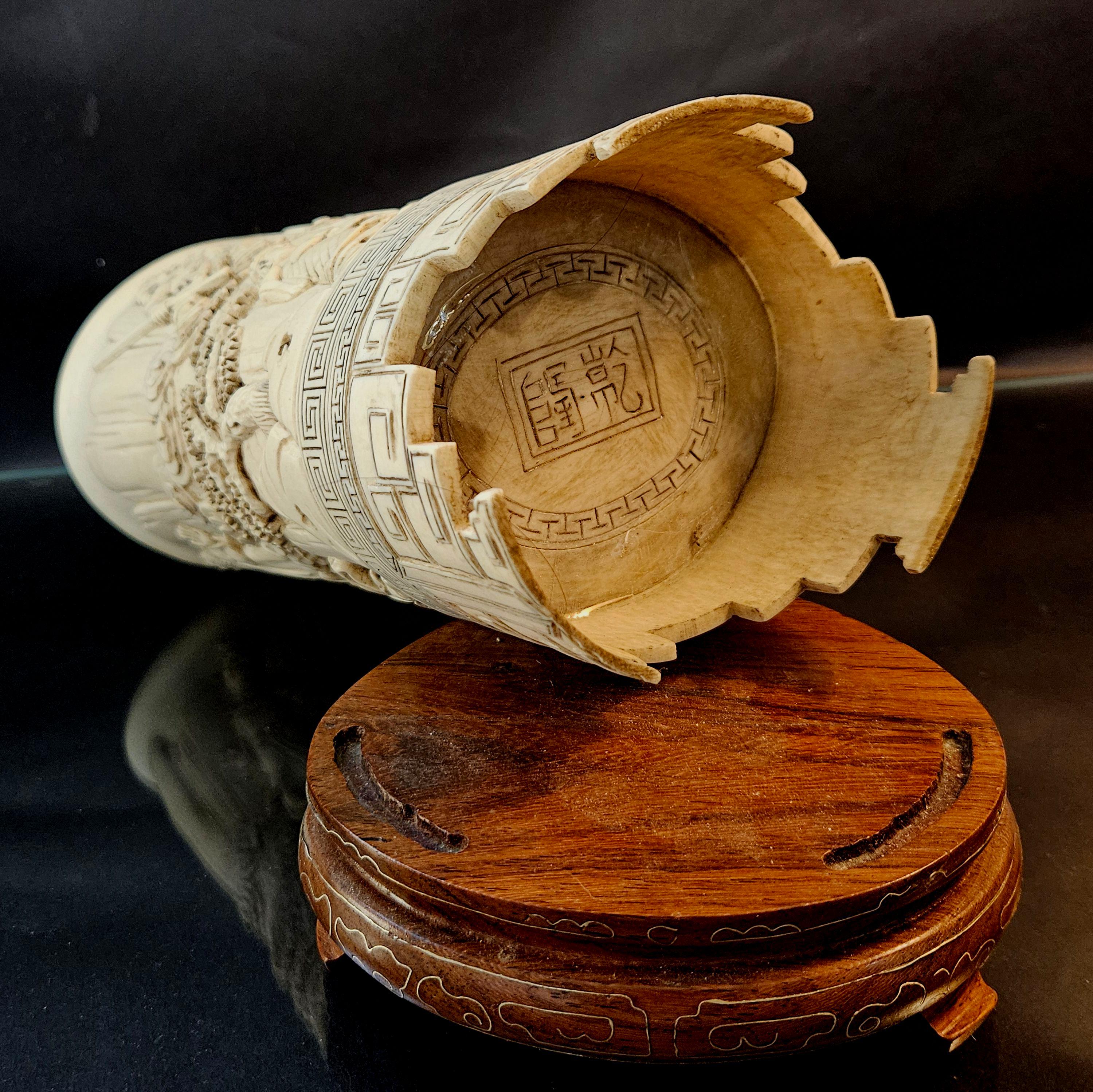 Antiguo pote chino de cepillo tallado en relieve de la dinastía Qing sobre soporte de madera dura, marcado 9