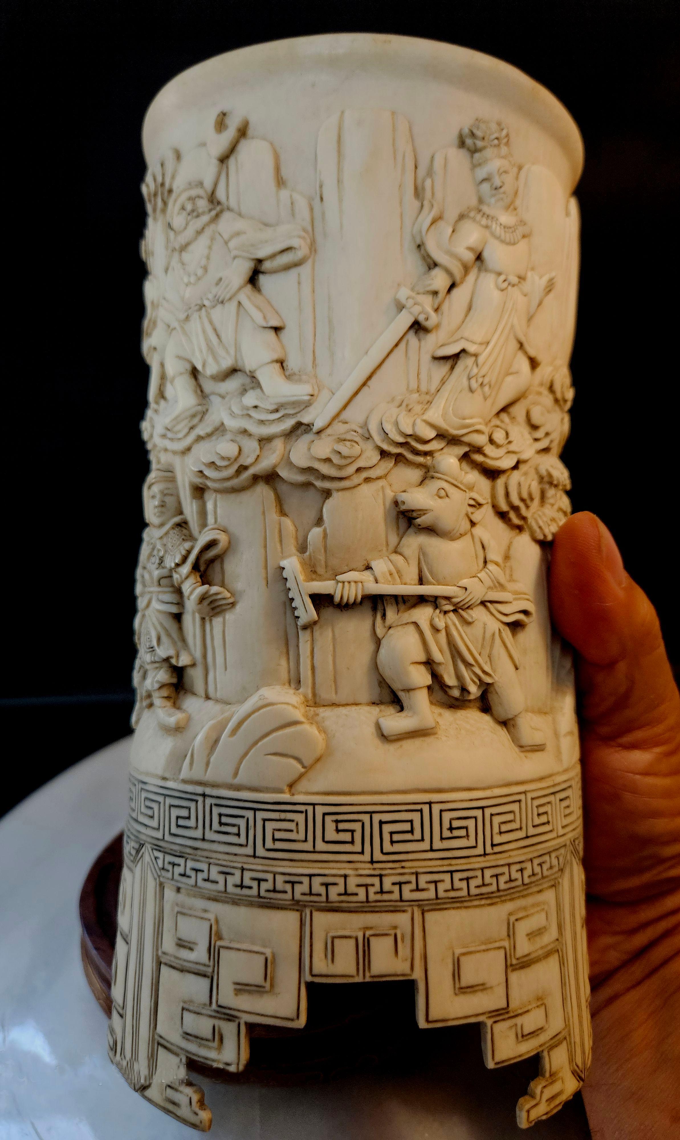 Antiguo pote chino de cepillo tallado en relieve de la dinastía Qing sobre soporte de madera dura, marcado 11