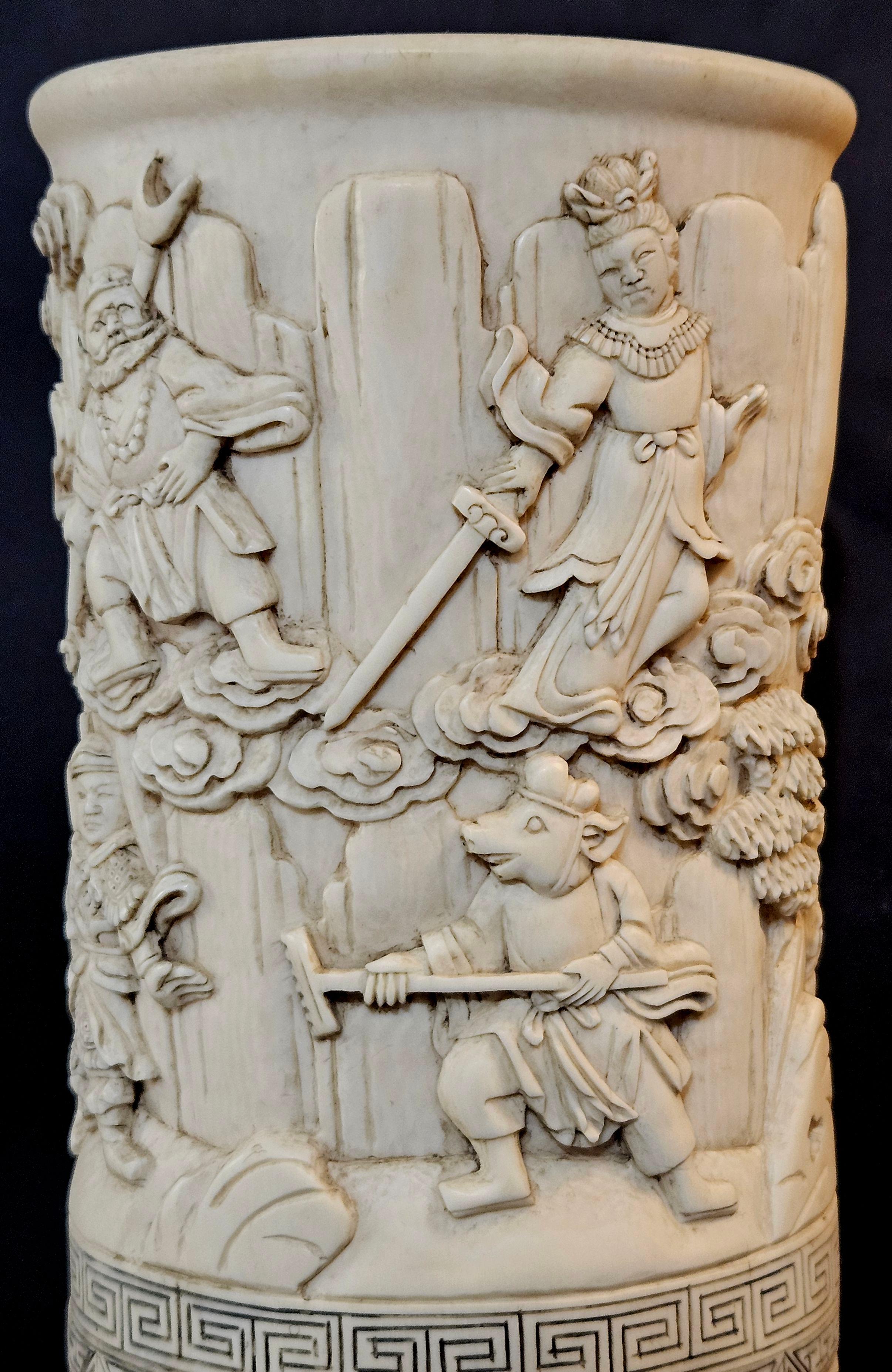 Antiguo cepillo chino de la dinastía Qing tallado en relieve sobre soporte de madera dura encajado, que representa la famosa historia del 