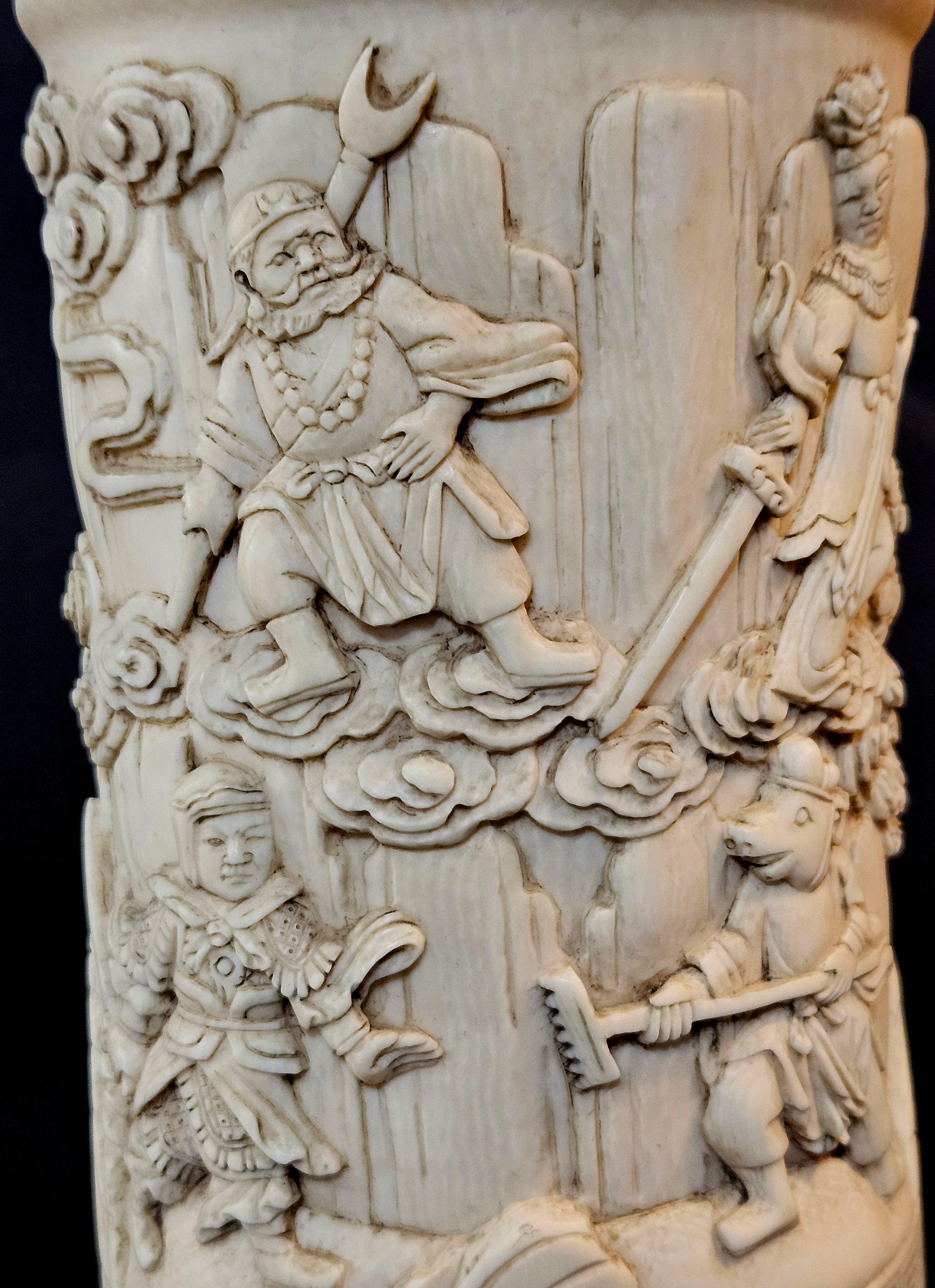 Antiguo pote chino de cepillo tallado en relieve de la dinastía Qing sobre soporte de madera dura, marcado Chino