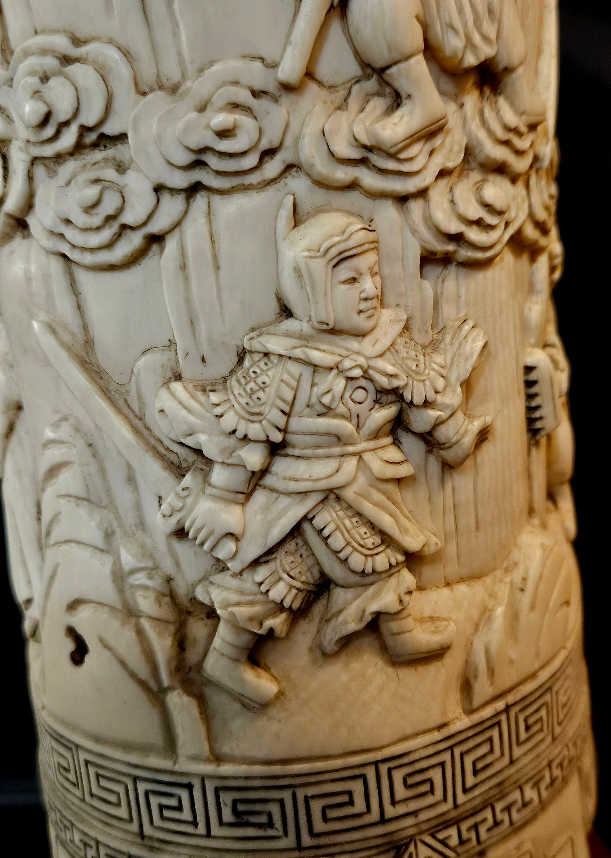Antiguo pote chino de cepillo tallado en relieve de la dinastía Qing sobre soporte de madera dura, marcado en Excelente Estado en Norton, MA