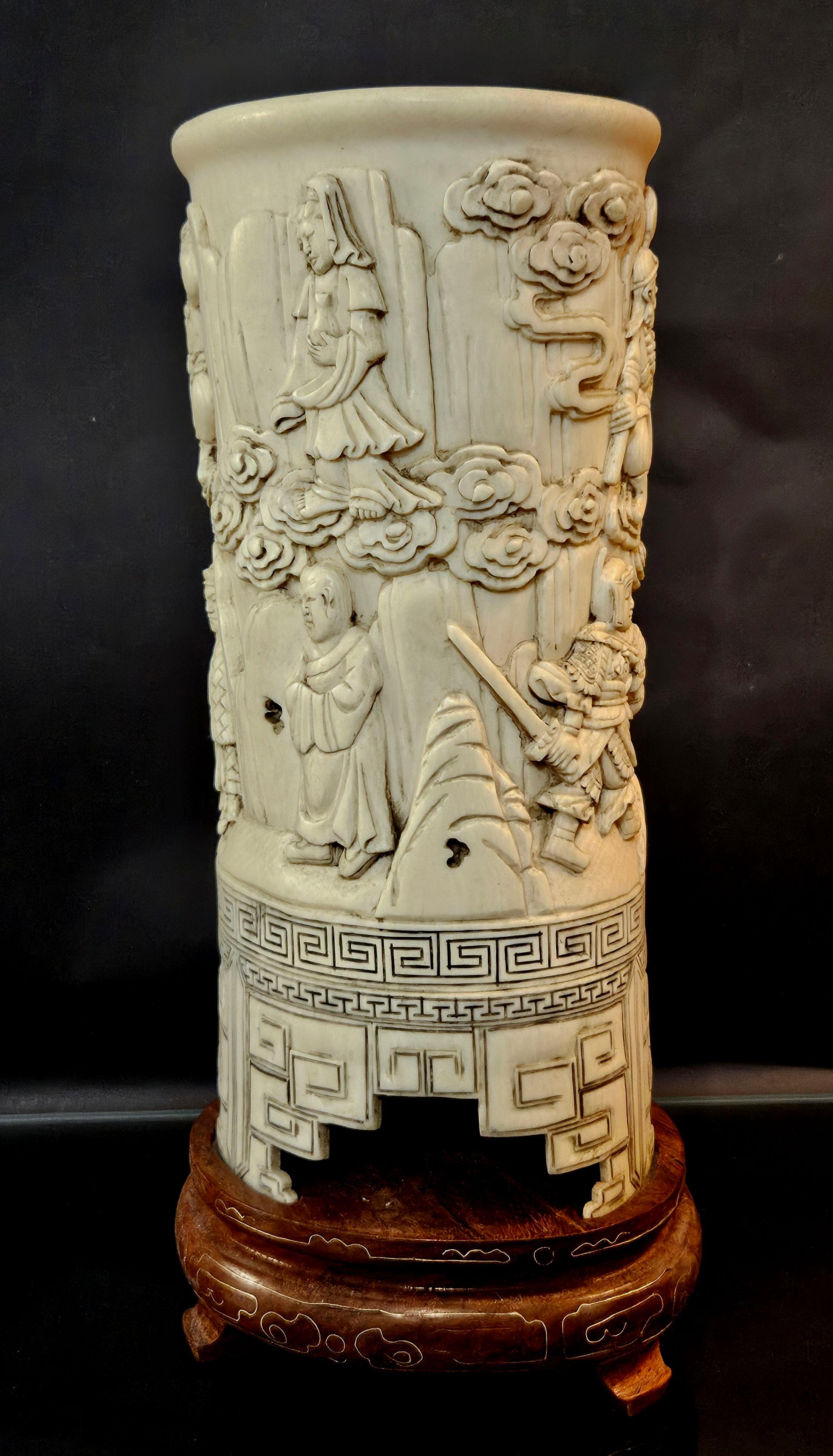 Antiguo pote chino de cepillo tallado en relieve de la dinastía Qing sobre soporte de madera dura, marcado siglo XIX