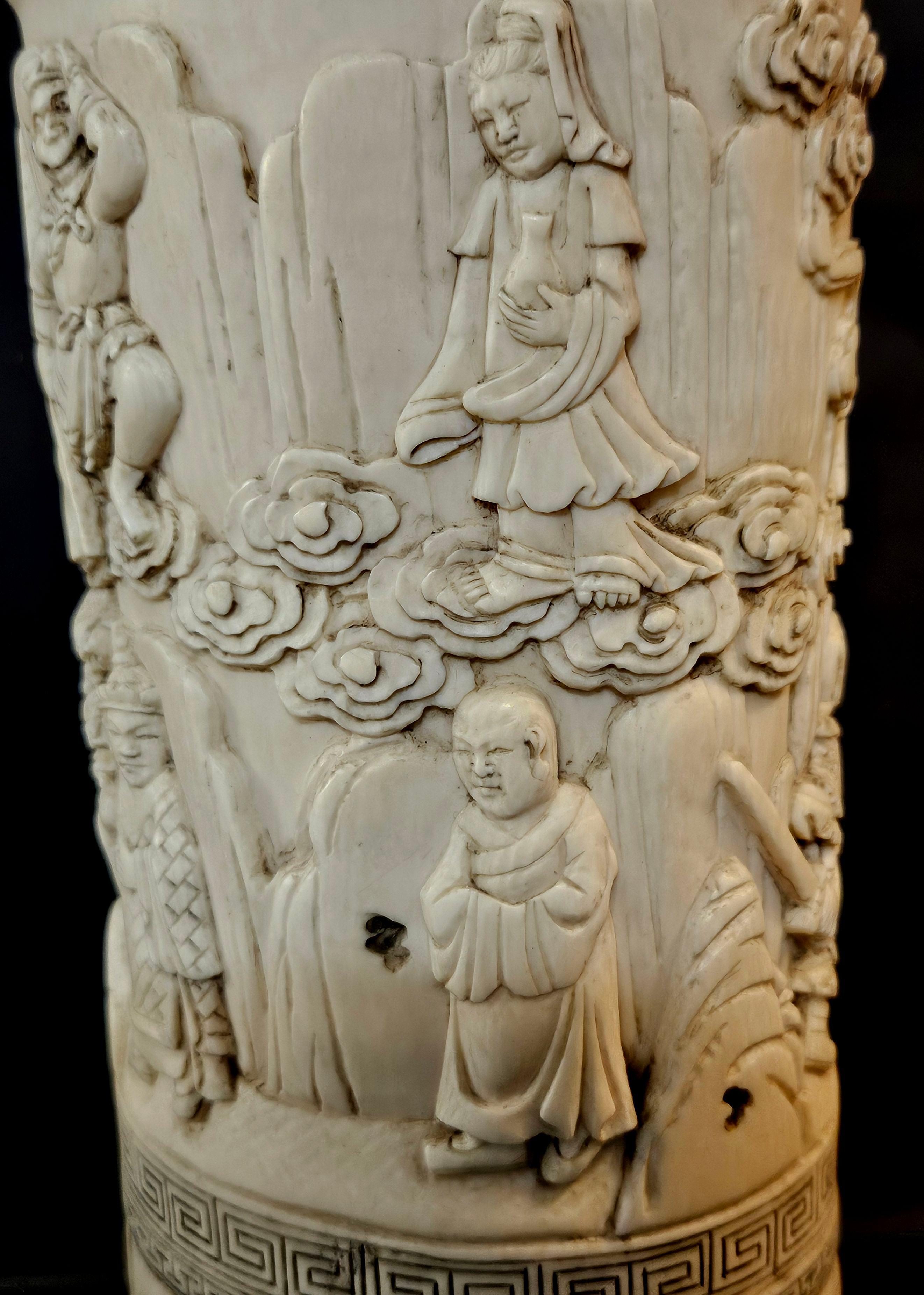Antiguo pote chino de cepillo tallado en relieve de la dinastía Qing sobre soporte de madera dura, marcado Marfil