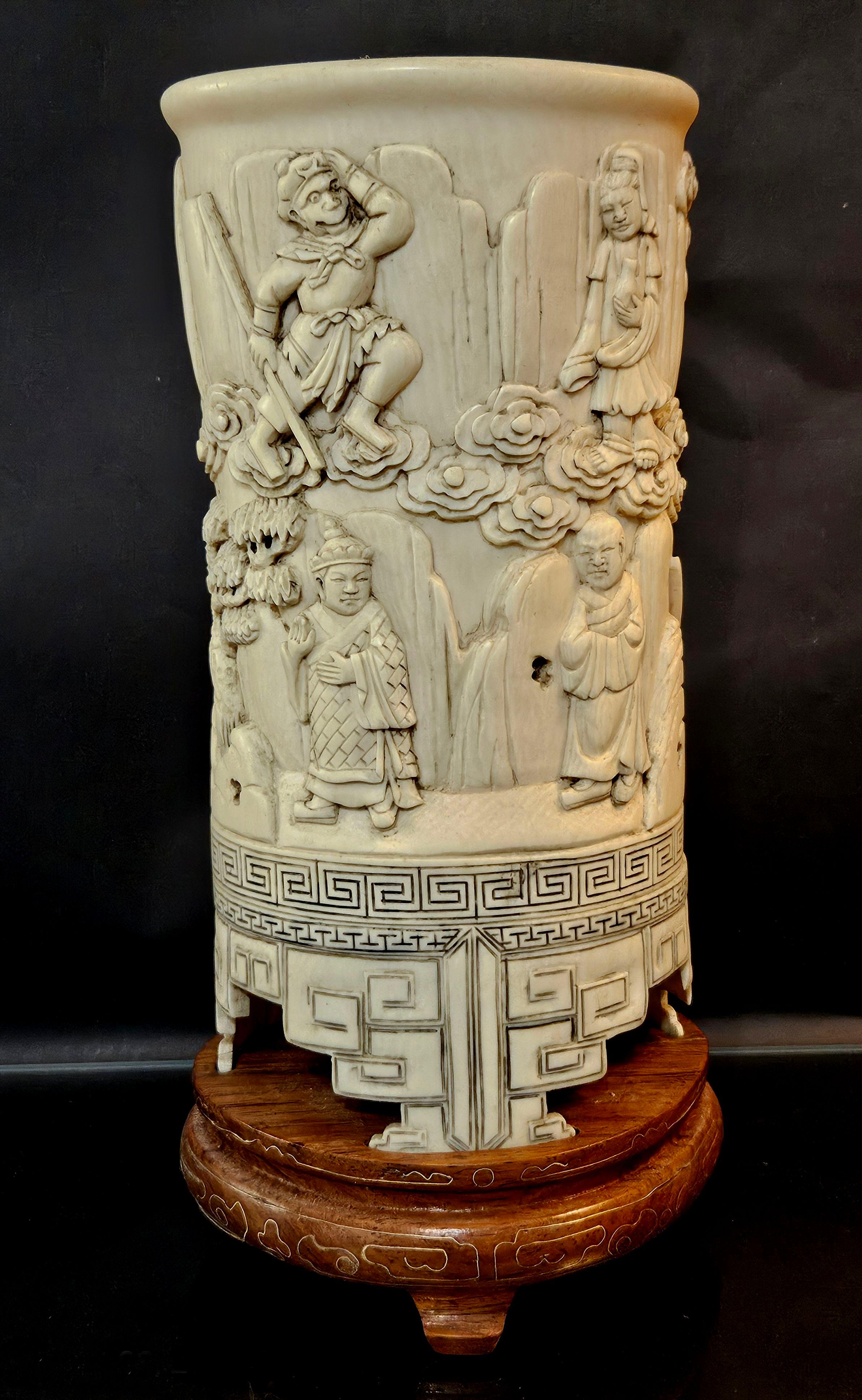 Antiguo pote chino de cepillo tallado en relieve de la dinastía Qing sobre soporte de madera dura, marcado 1
