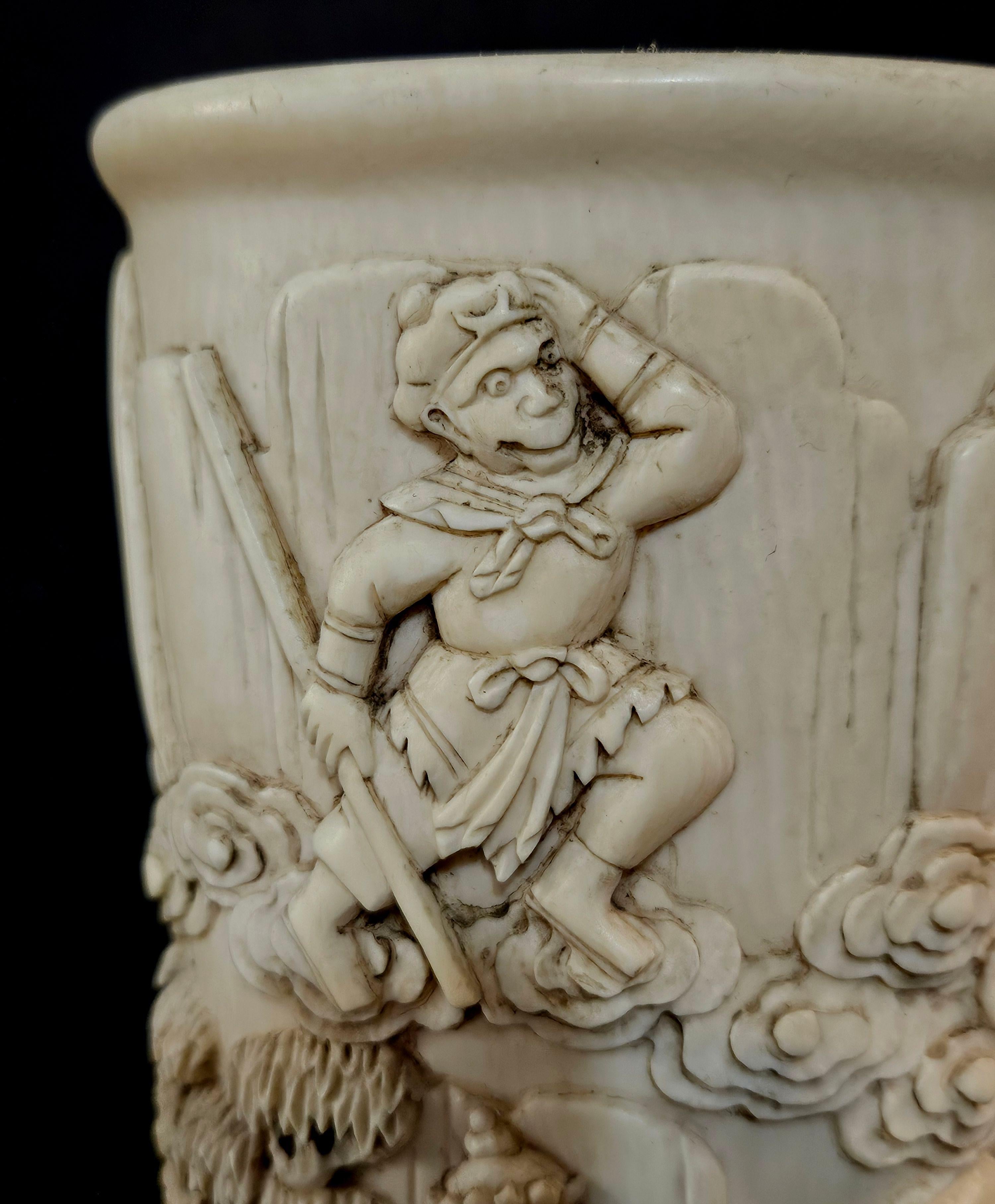 Antiguo pote chino de cepillo tallado en relieve de la dinastía Qing sobre soporte de madera dura, marcado 2