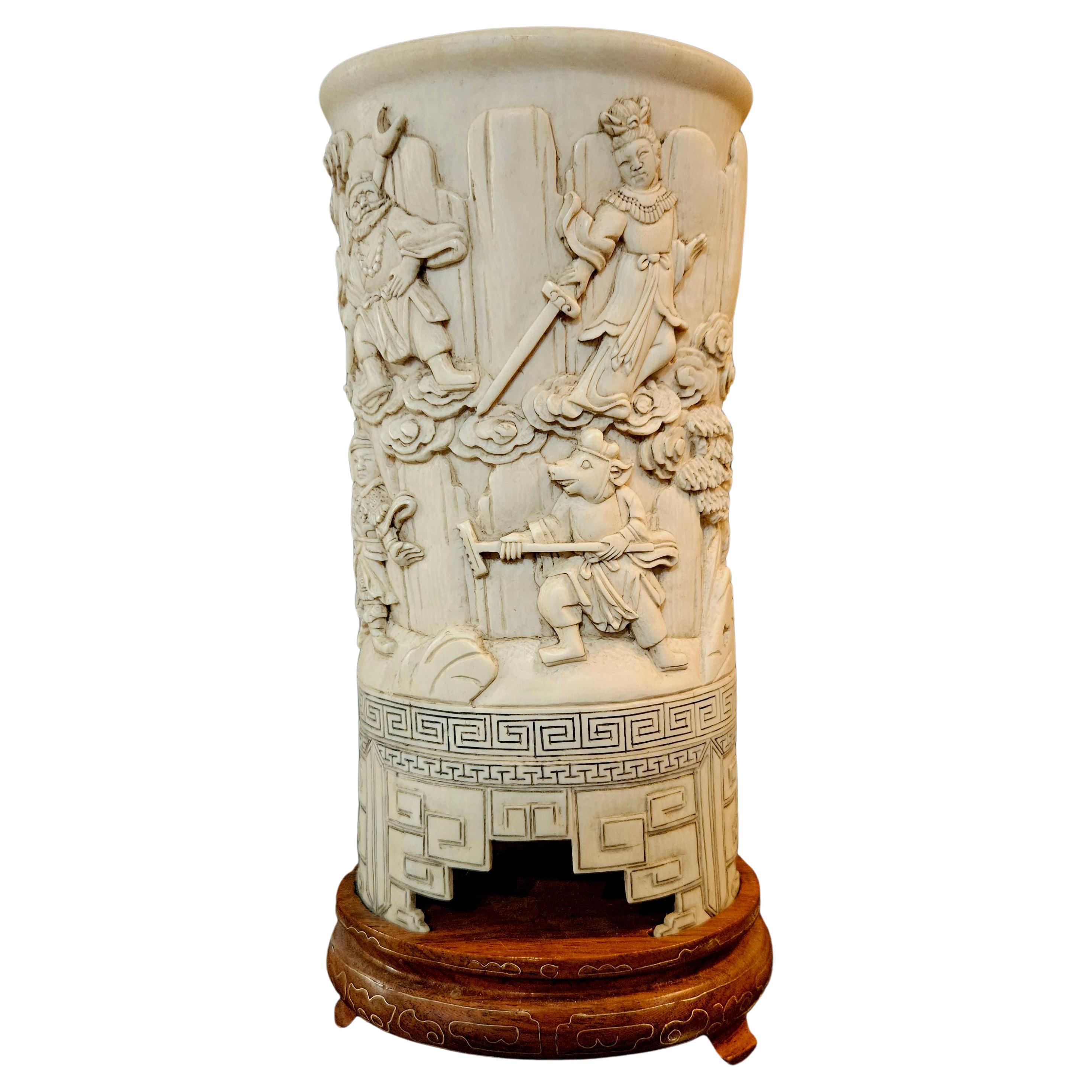 Antiguo pote chino de cepillo tallado en relieve de la dinastía Qing sobre soporte de madera dura, marcado