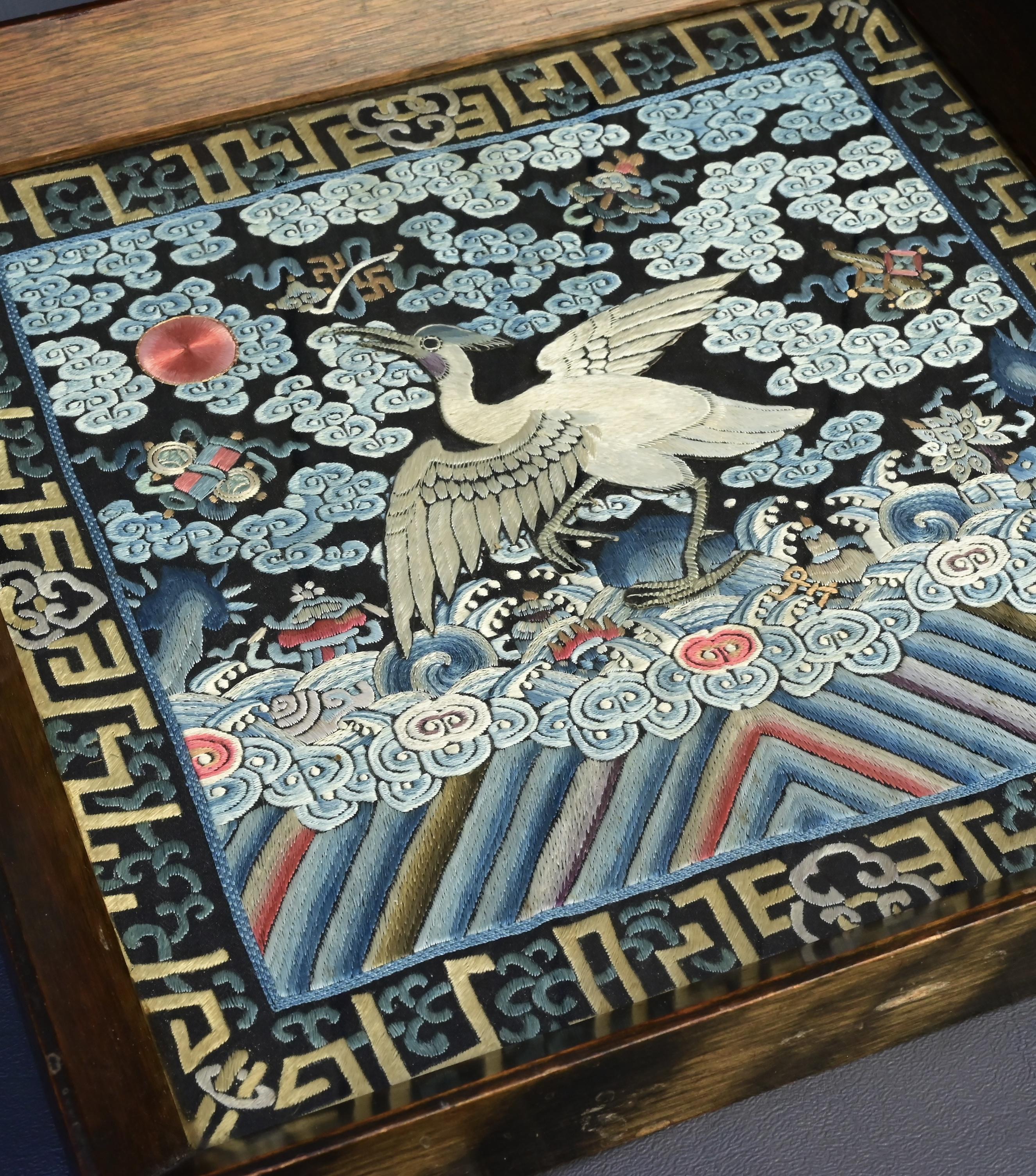 Ancien insigne de grade brodé en soie de la dynastie chinoise Qing, monté dans un plateau en vente 5