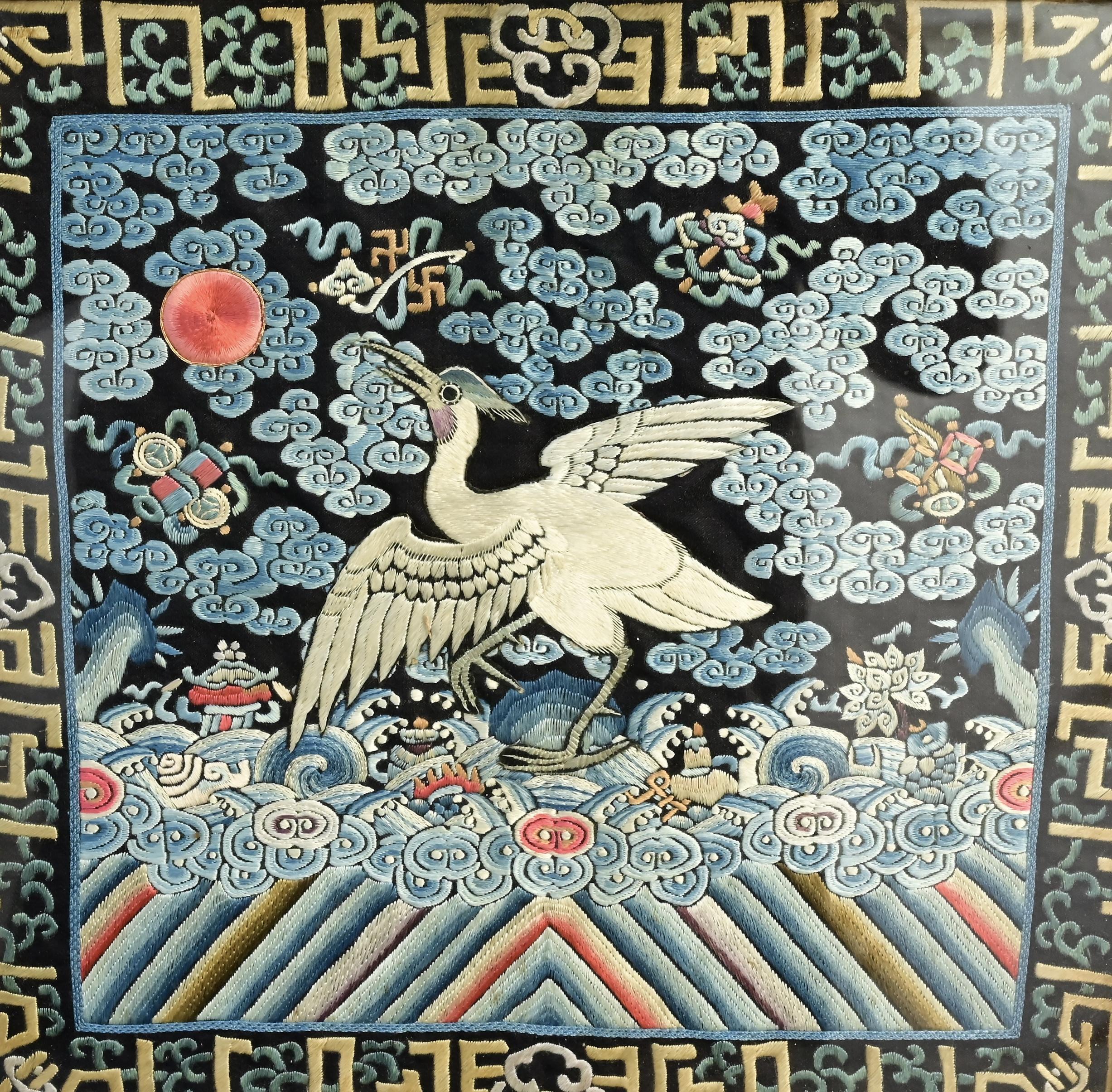 Superbe insigne de grade chinois en soie (buzi) de la dynastie Qing (1644-1912), finement conservé, monté ultérieurement sur un plateau en bois du début du XXe siècle. L'insigne brodé de façon complexe représente un oiseau de rang en vol parmi des