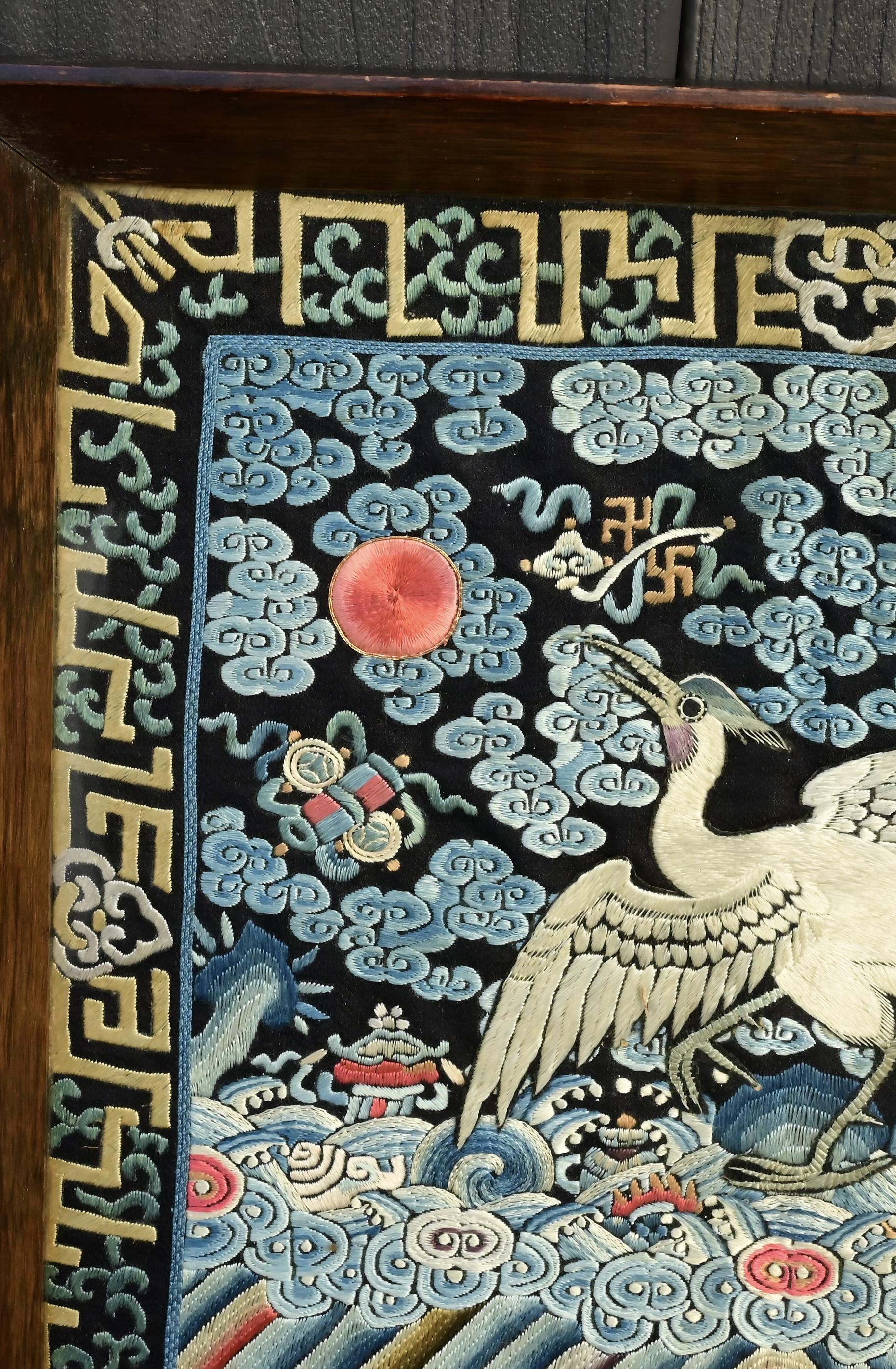 Ancien insigne de grade brodé en soie de la dynastie chinoise Qing, monté dans un plateau Bon état - En vente à Media, PA