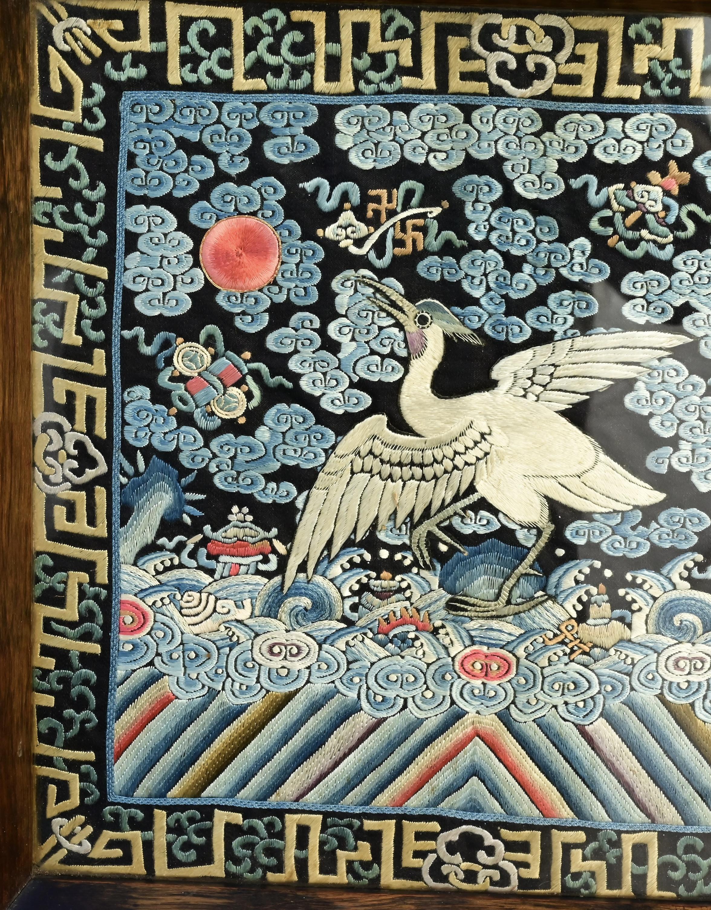 Fin du XIXe siècle Ancien insigne de grade brodé en soie de la dynastie chinoise Qing, monté dans un plateau en vente