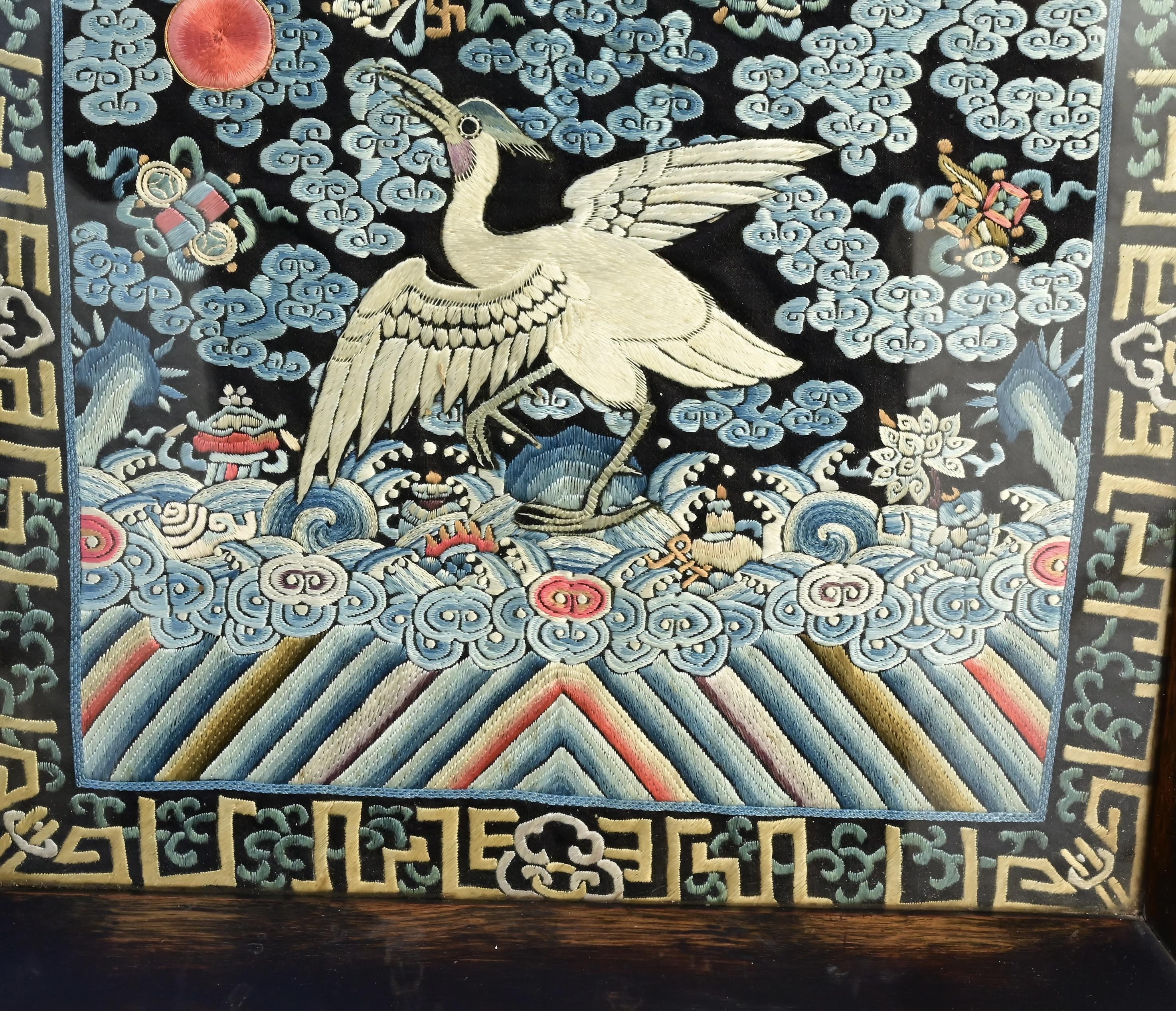 Textile Ancien insigne de grade brodé en soie de la dynastie chinoise Qing, monté dans un plateau en vente