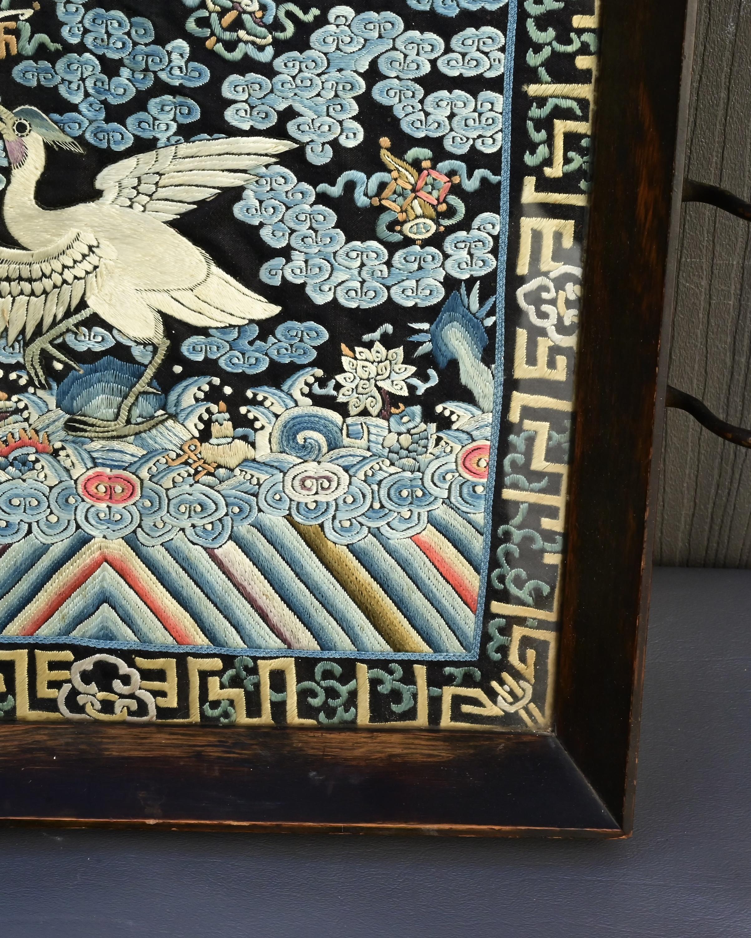 Ancien insigne de grade brodé en soie de la dynastie chinoise Qing, monté dans un plateau en vente 1