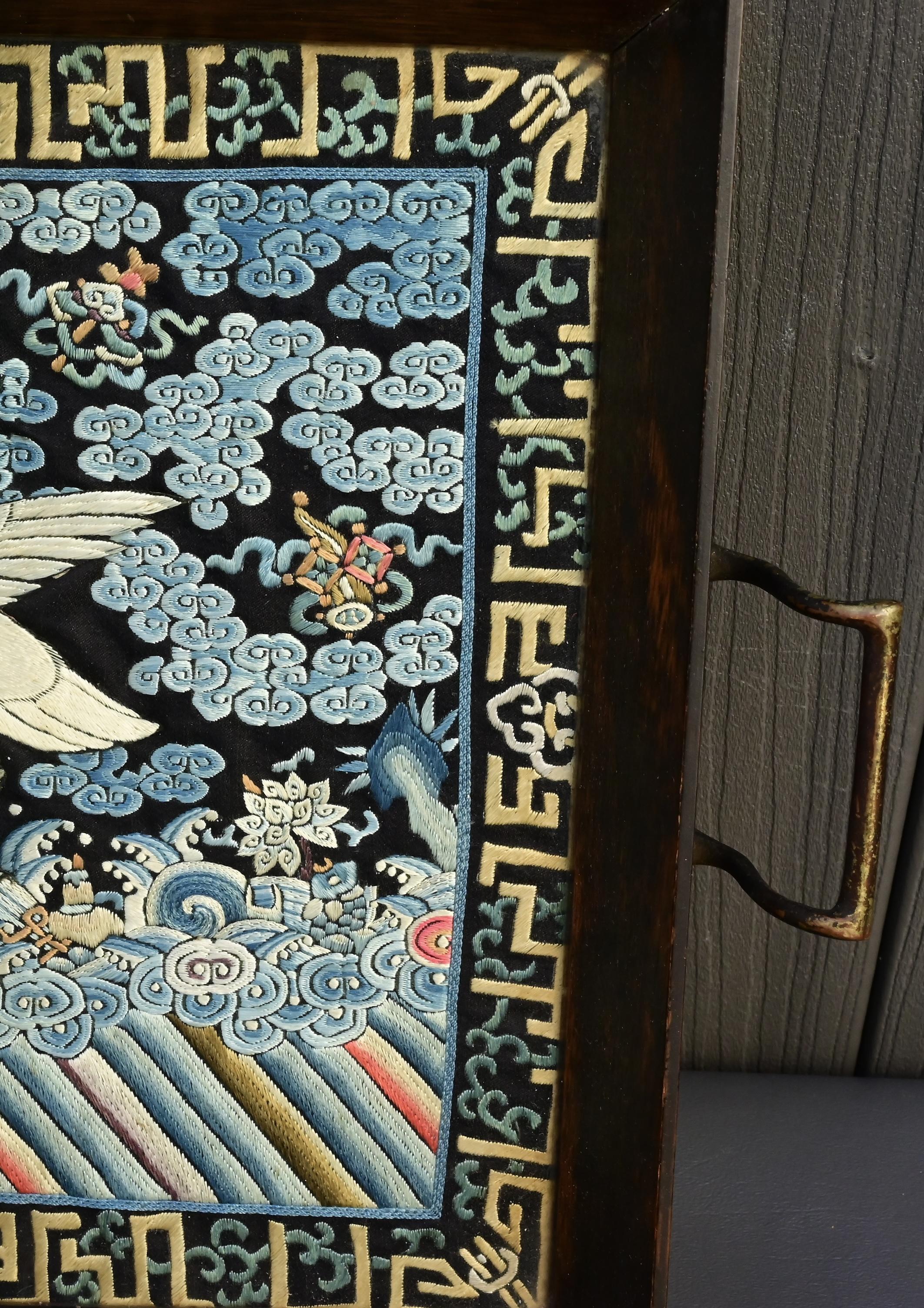 Ancien insigne de grade brodé en soie de la dynastie chinoise Qing, monté dans un plateau en vente 2