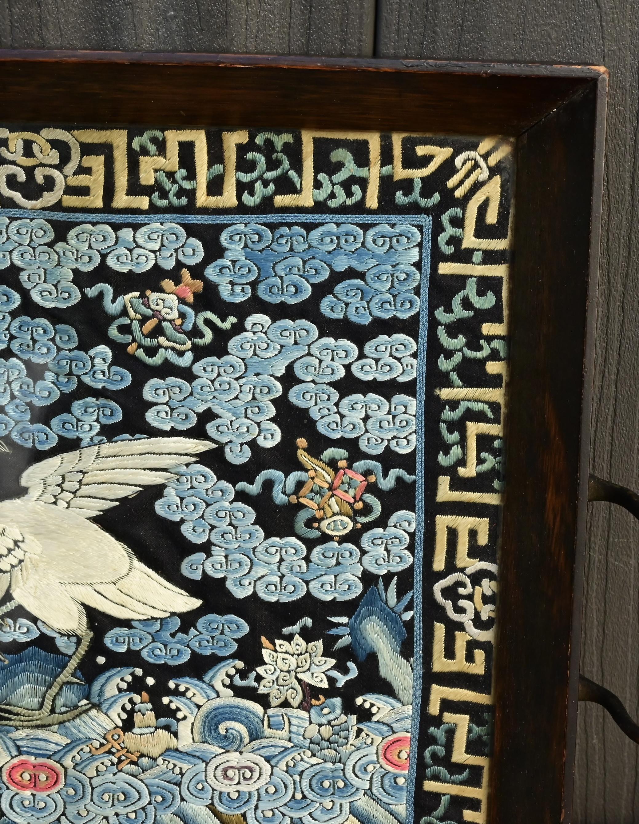 Ancien insigne de grade brodé en soie de la dynastie chinoise Qing, monté dans un plateau en vente 3