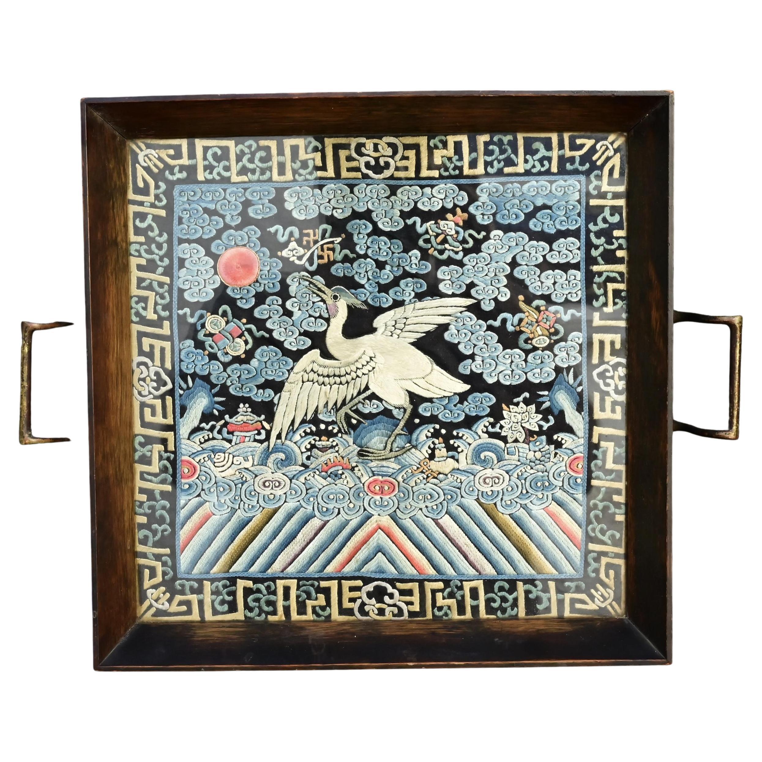 Ancien insigne de grade brodé en soie de la dynastie chinoise Qing, monté dans un plateau