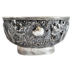 Antiguo cuenco chino de plata de la dinastía Qing con decoración de dragones y flores