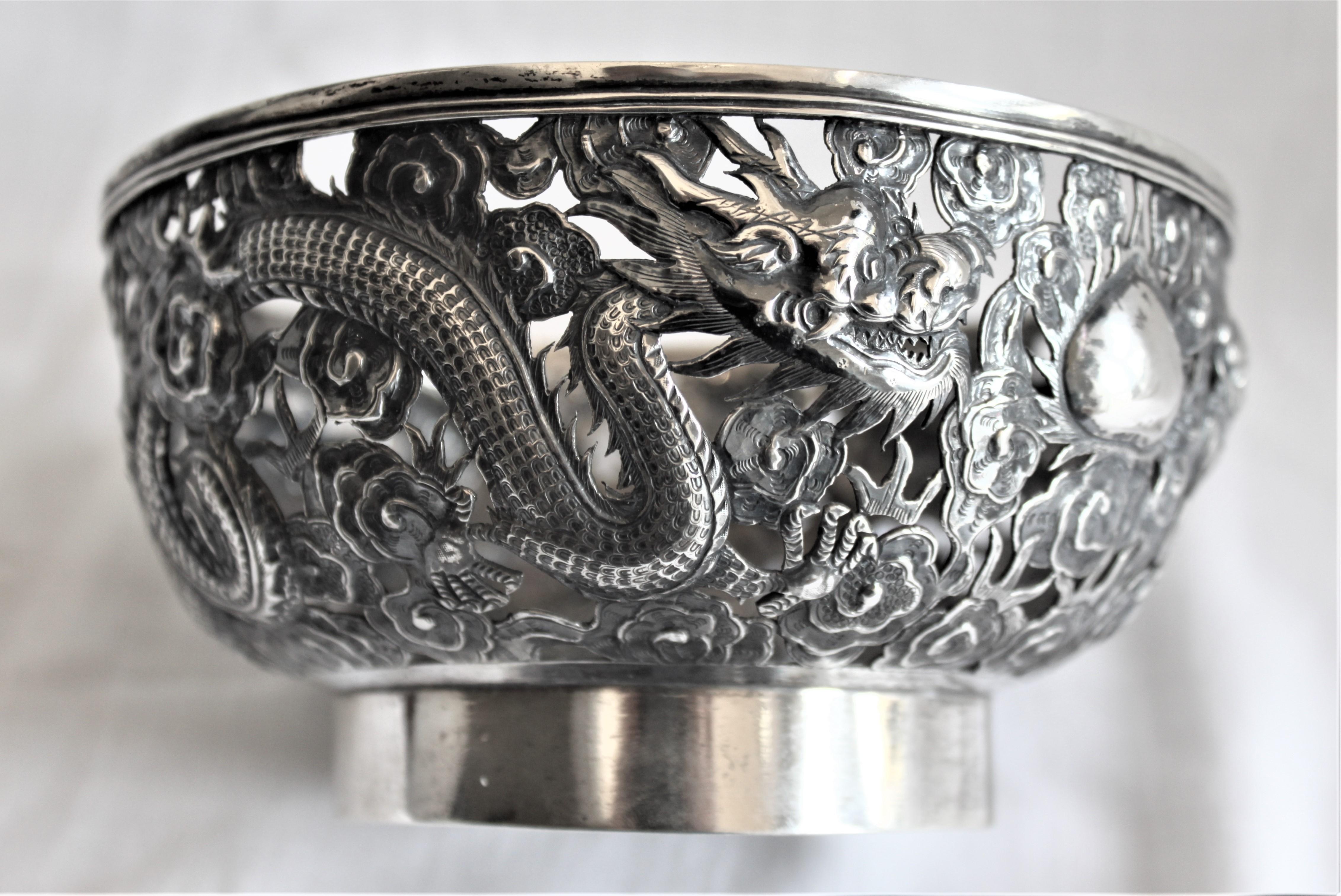 Antique Chinese Qing Dynasty Silver Bowl with Dragons and Flower Decoration In Good Condition For Sale In Hamilton, Ontario