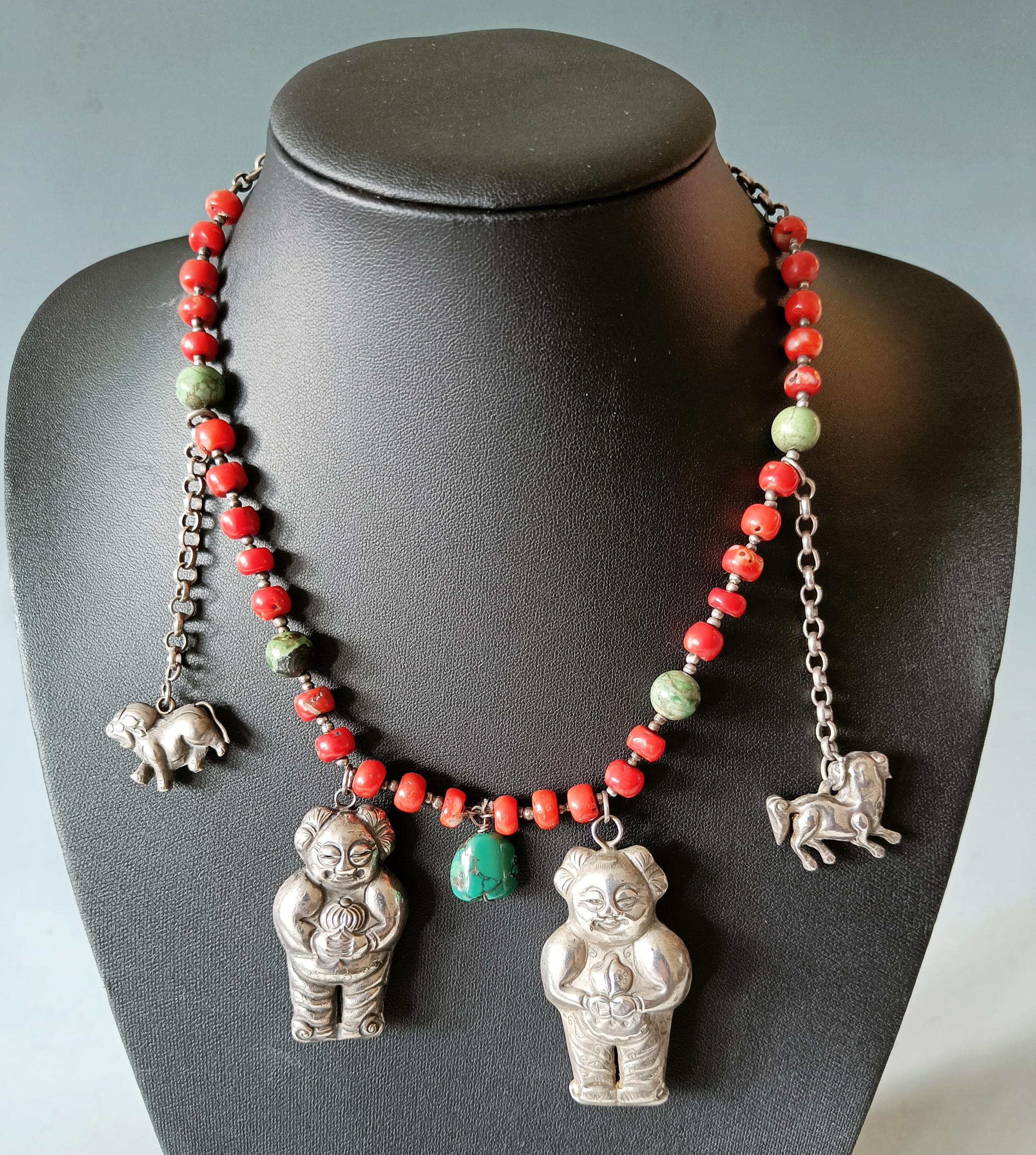 Eine schöne seltene antike Qing-Dynastie chinesische ethnische Minderheit Silber Koralle Türkis Halskette aus Yunnan.

Eine herrliche Kette mit taoistischen Charme mit Türkis und feinen seltenen roten Korallen Perlen aus dem Meer von Japan