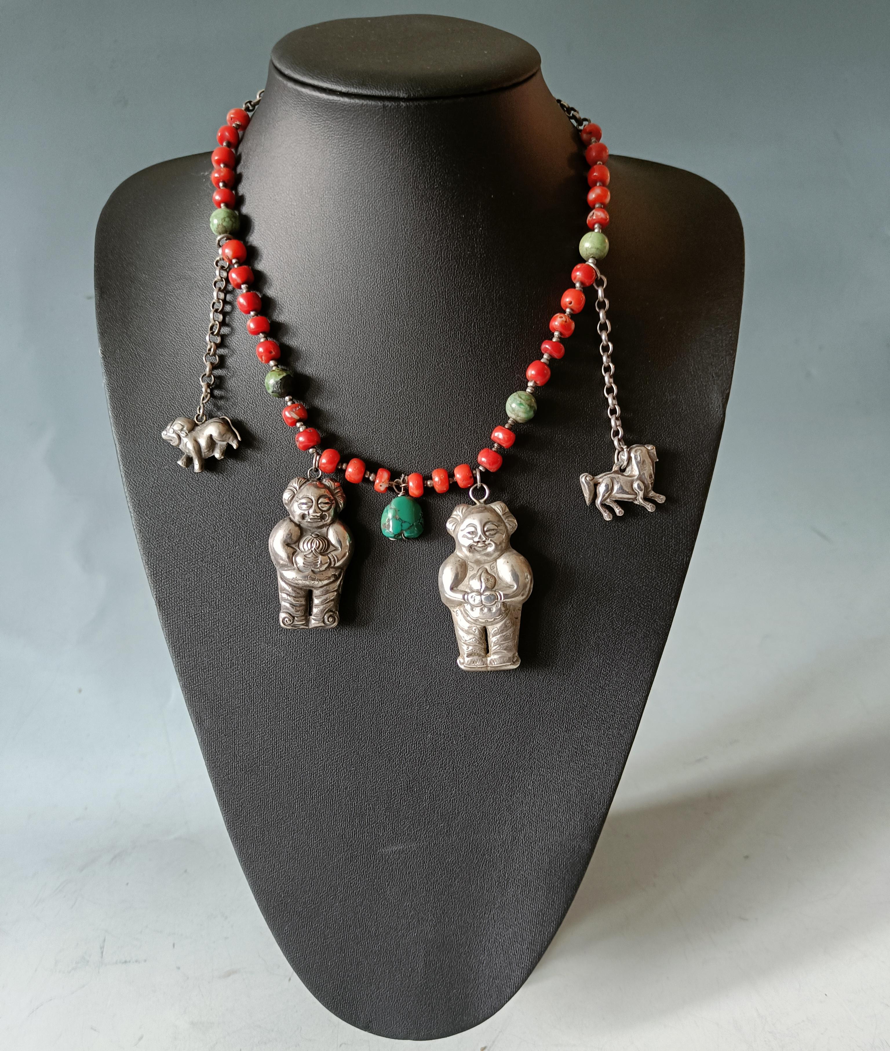 Seltene Antike Qing Dynasty Chinesisch Ethnische Minderheit Silber Korallenkette im Zustand „Gut“ im Angebot in London, GB