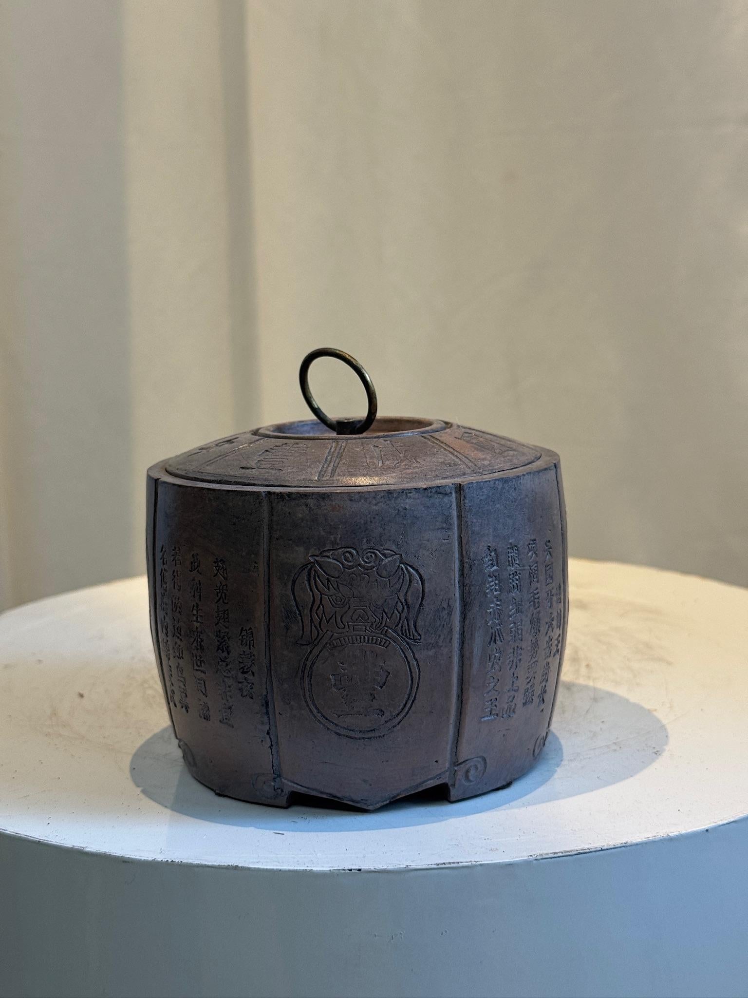 Antiguo Recipiente de Arcilla con Tapa Estilo Dinastía Qing China con Caligrafía Chino en venta