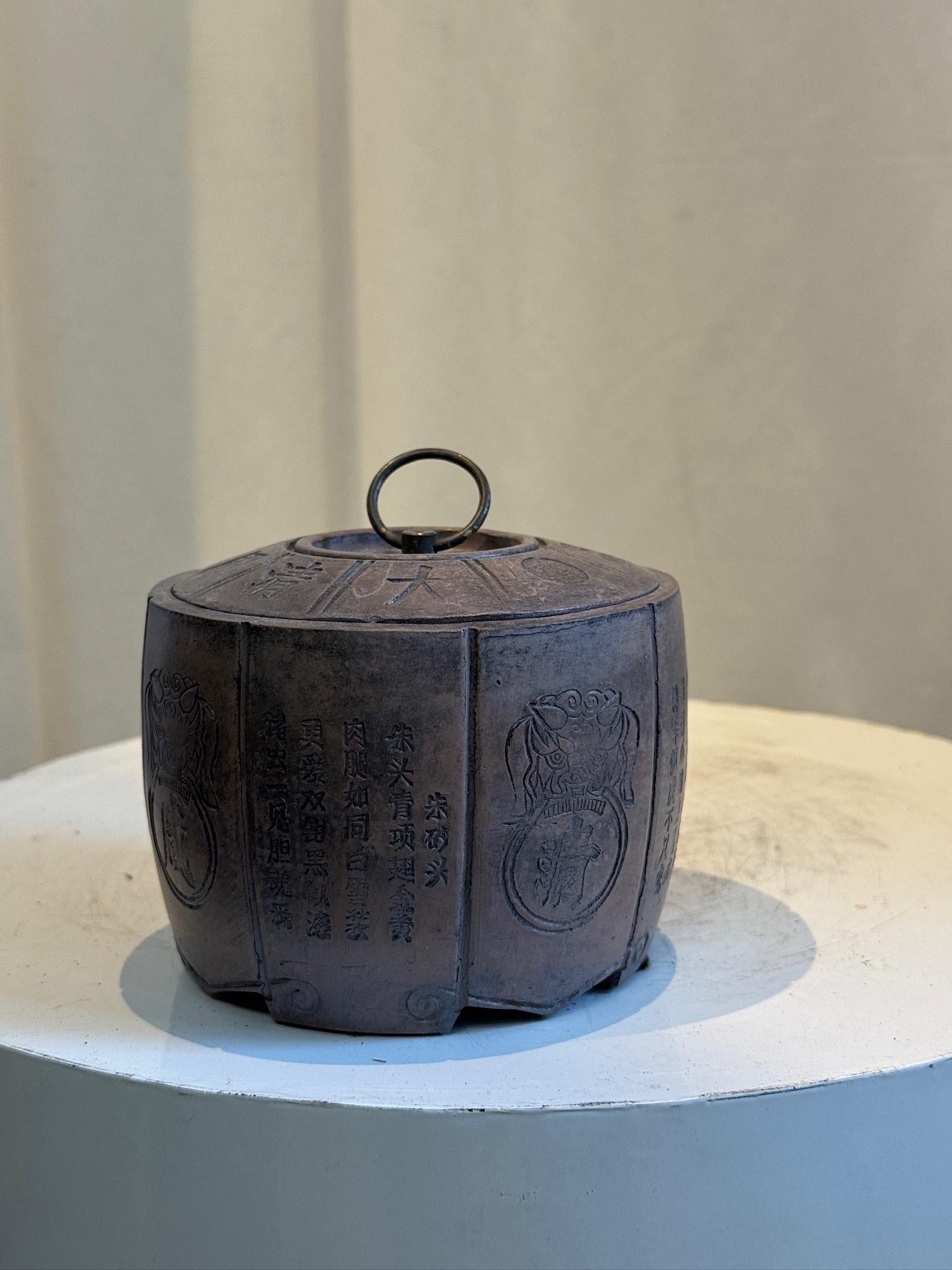 Antiguo Recipiente de Arcilla con Tapa Estilo Dinastía Qing China con Caligrafía en Bueno estado para la venta en West Hollywood, CA
