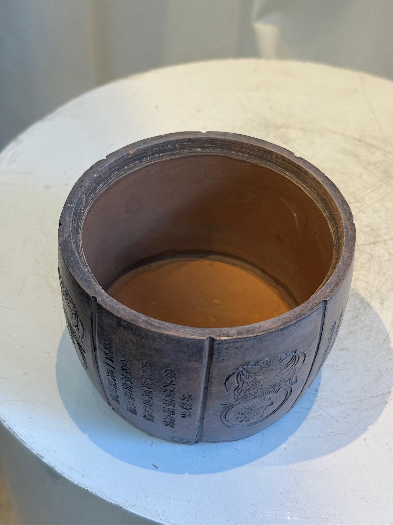 Antiguo Recipiente de Arcilla con Tapa Estilo Dinastía Qing China con Caligrafía en venta 1